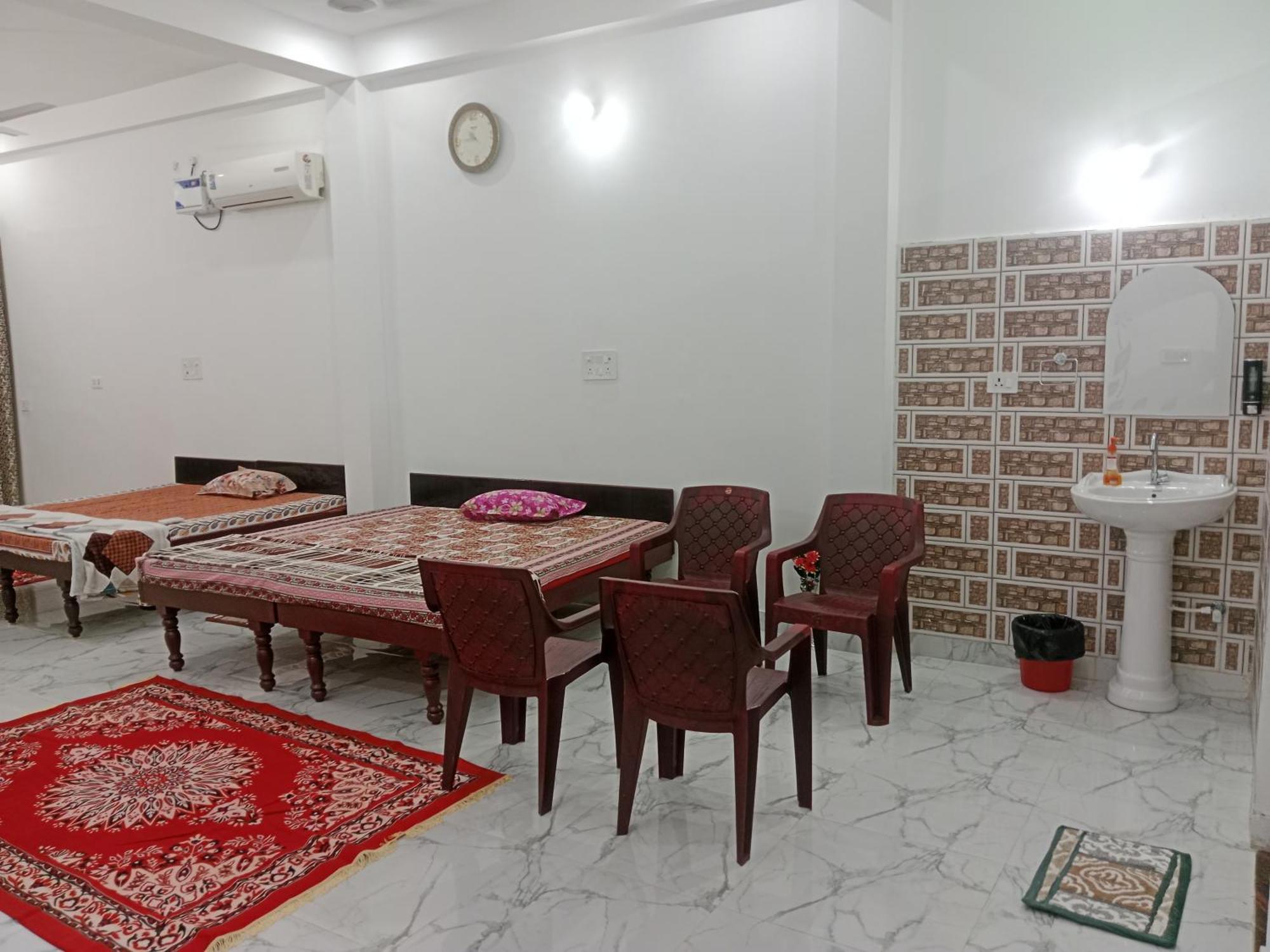 Laddoo Gopal Homestay *