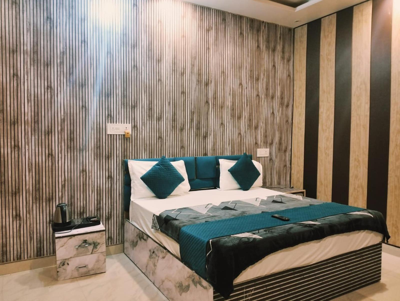 Bed & Breakfast Ramayan Family Rooms, Free Pickup From Dham Railway Station *