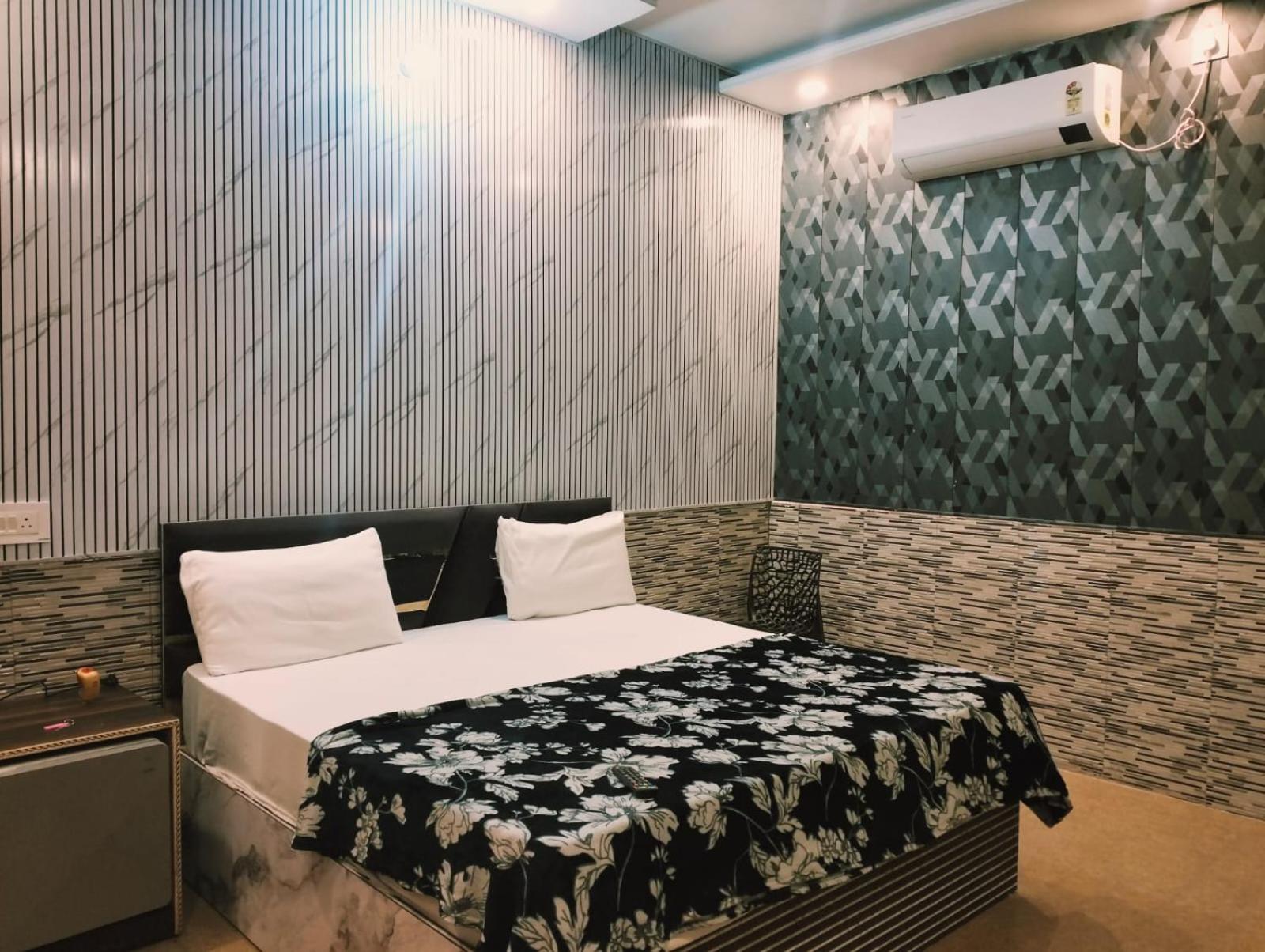 Bed & Breakfast Ramayan Family Rooms, Free Pickup From Dham Railway Station *
