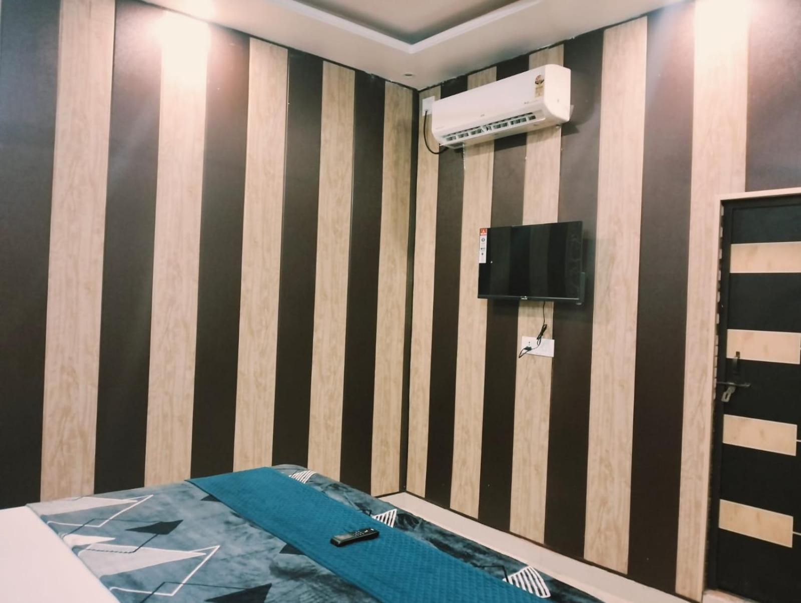 Ramayan Family Rooms, Free Pickup From Dham Railway Station Ayodhya