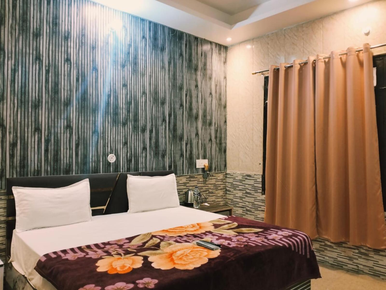 Bed & Breakfast Ramayan Family Rooms, Free Pickup From Dham Railway Station
