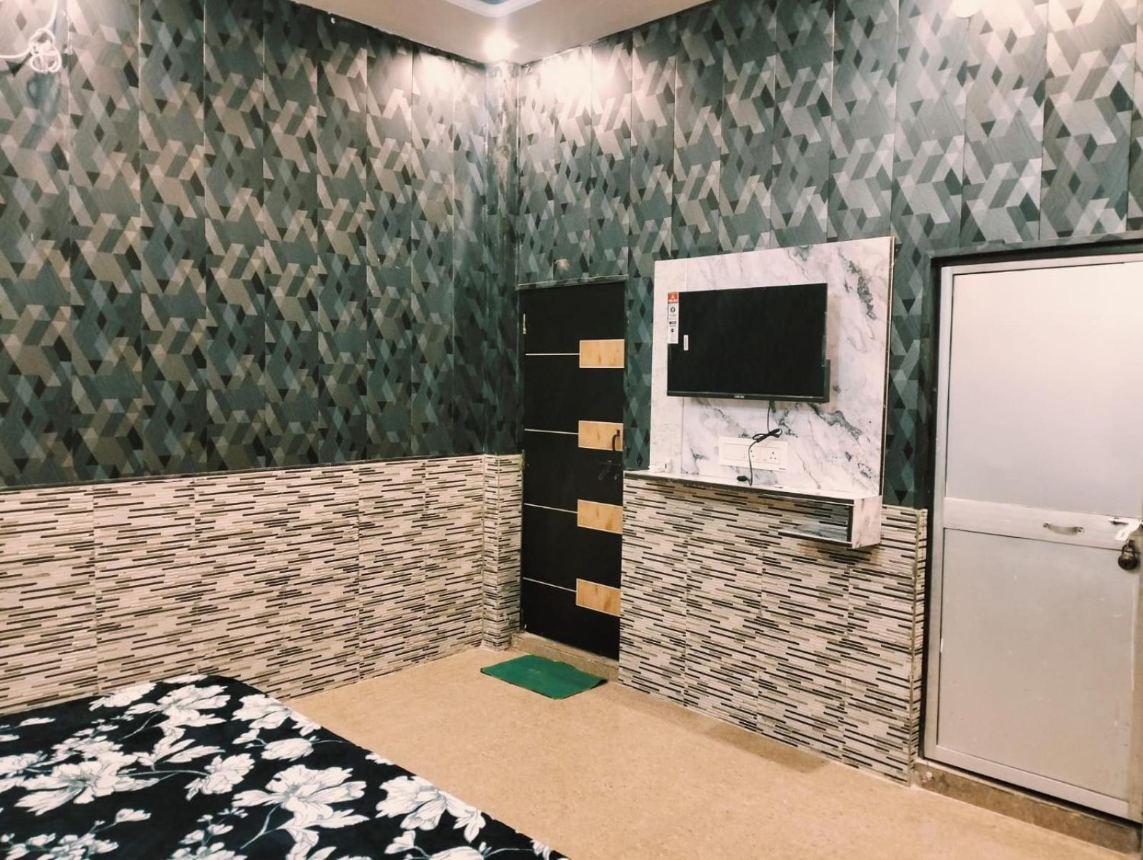 Ramayan Family Rooms, Free Pickup From Dham Railway Station Bed & Breakfast *