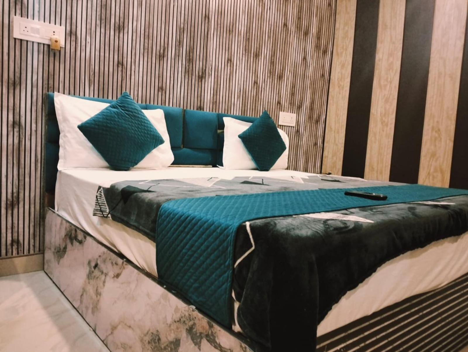 Bed & Breakfast Ramayan Family Rooms, Free Pickup From Dham Railway Station *