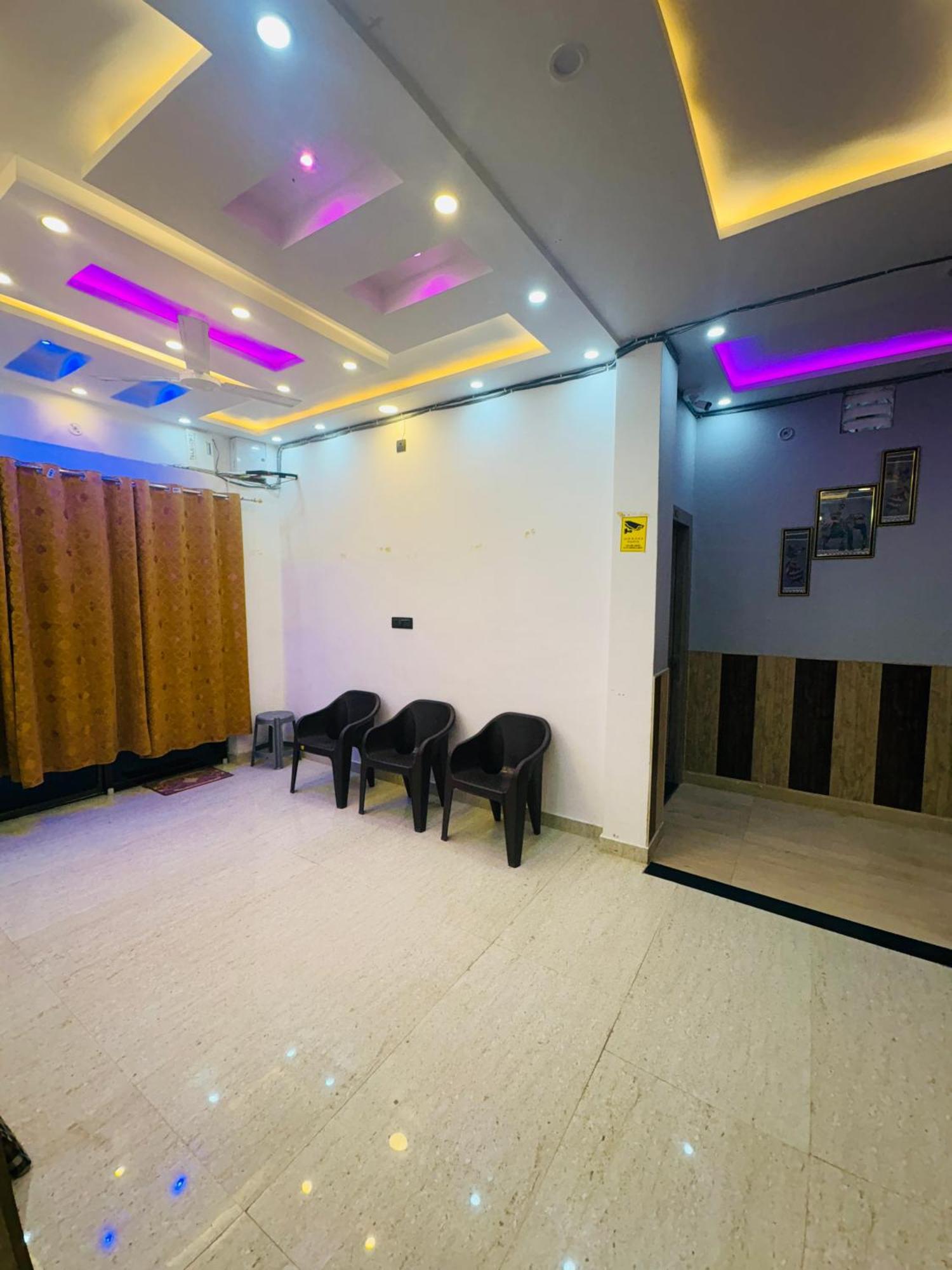 Homestay Shri Radhe Radhe In-front Of Ram Janam Bhumi Main Gate Fully Ac