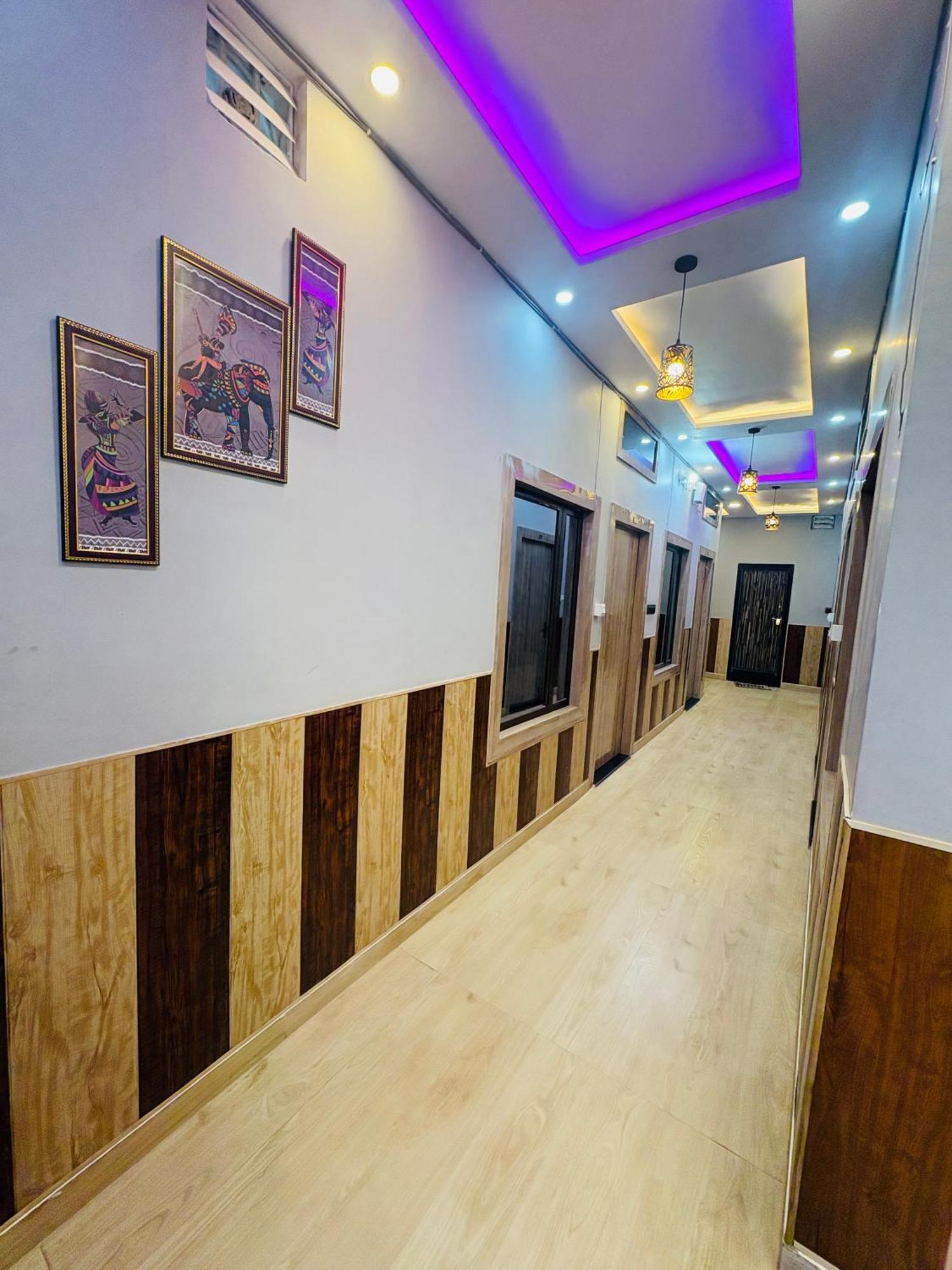 Homestay Shri Radhe Radhe In-front Of Ram Janam Bhumi Main Gate Fully Ac *