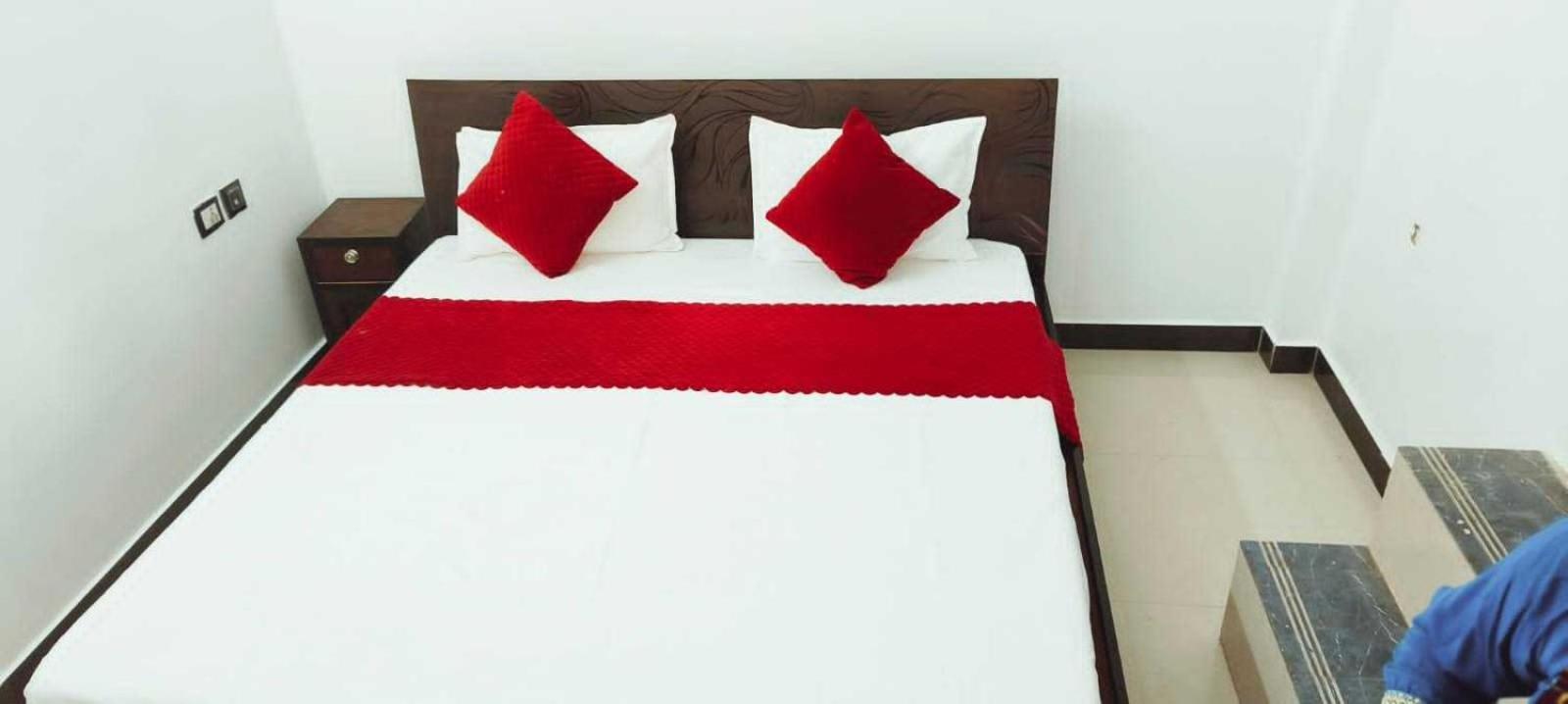 Fabhotel Om Palace *