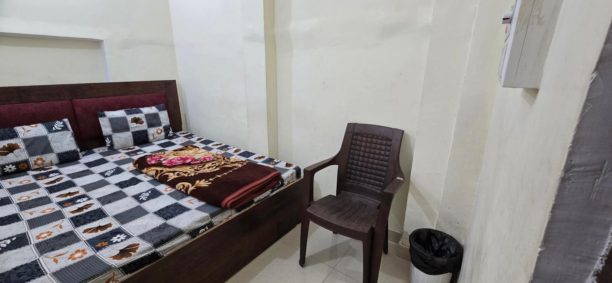 Ramlala Paying Just 100m From Saryu Ghat, Guest house *