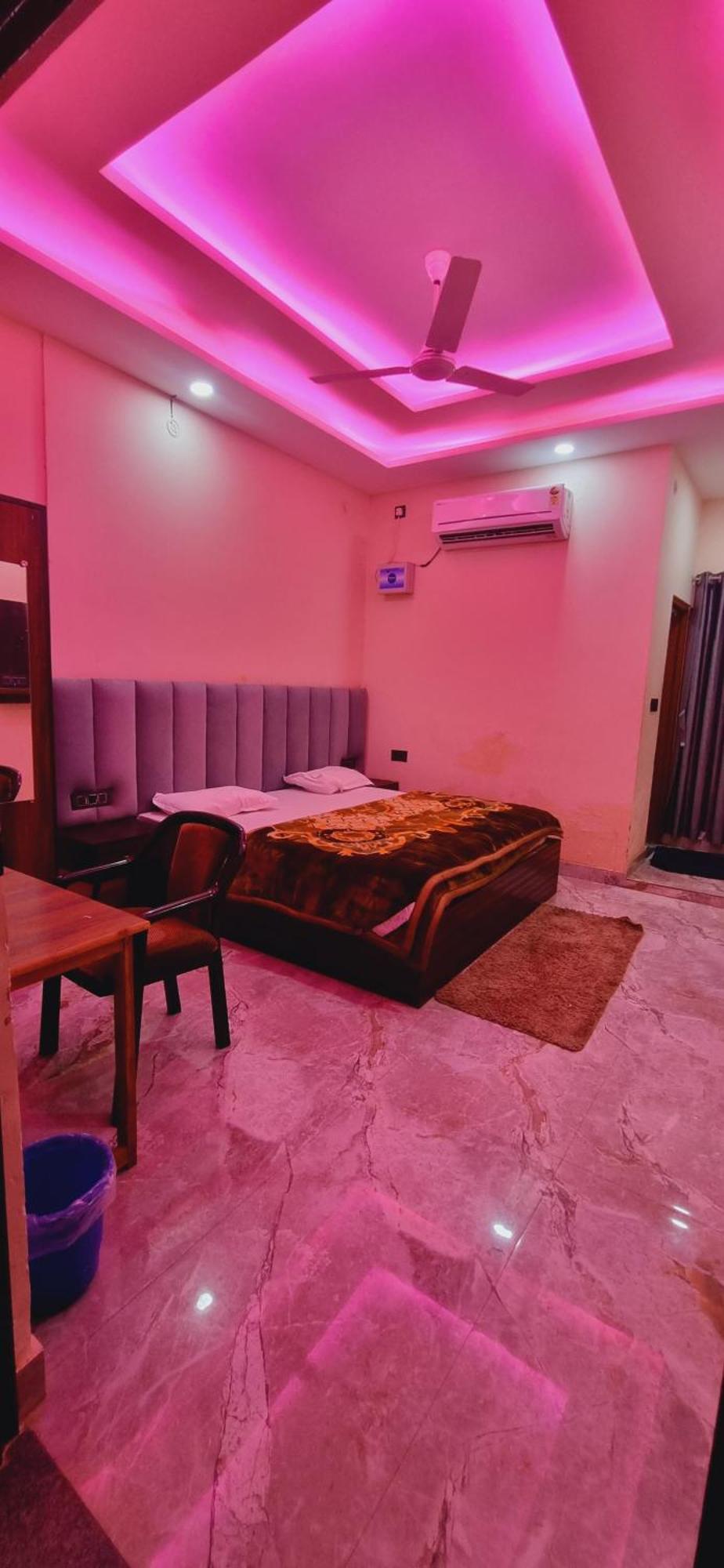 Surya Palace 3*