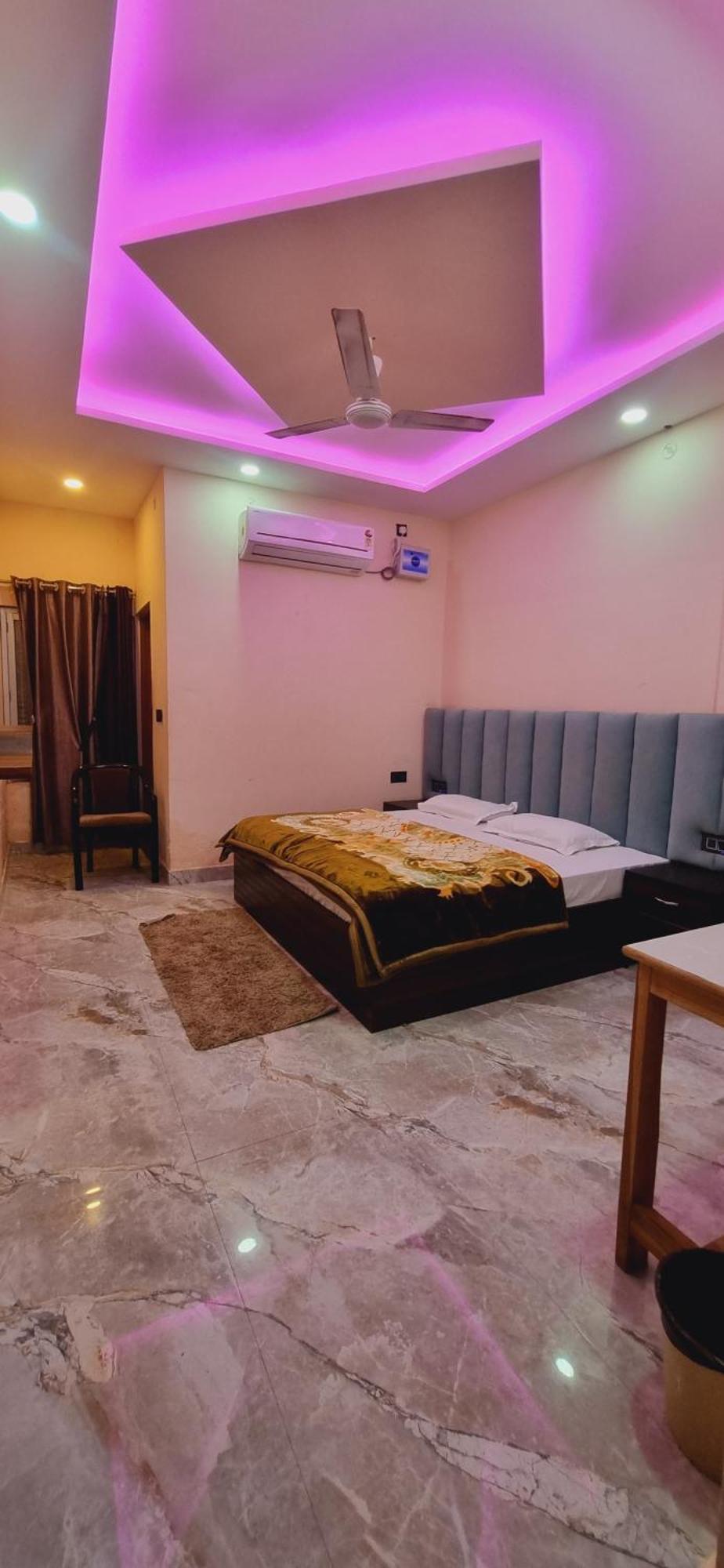 Surya Palace 3*