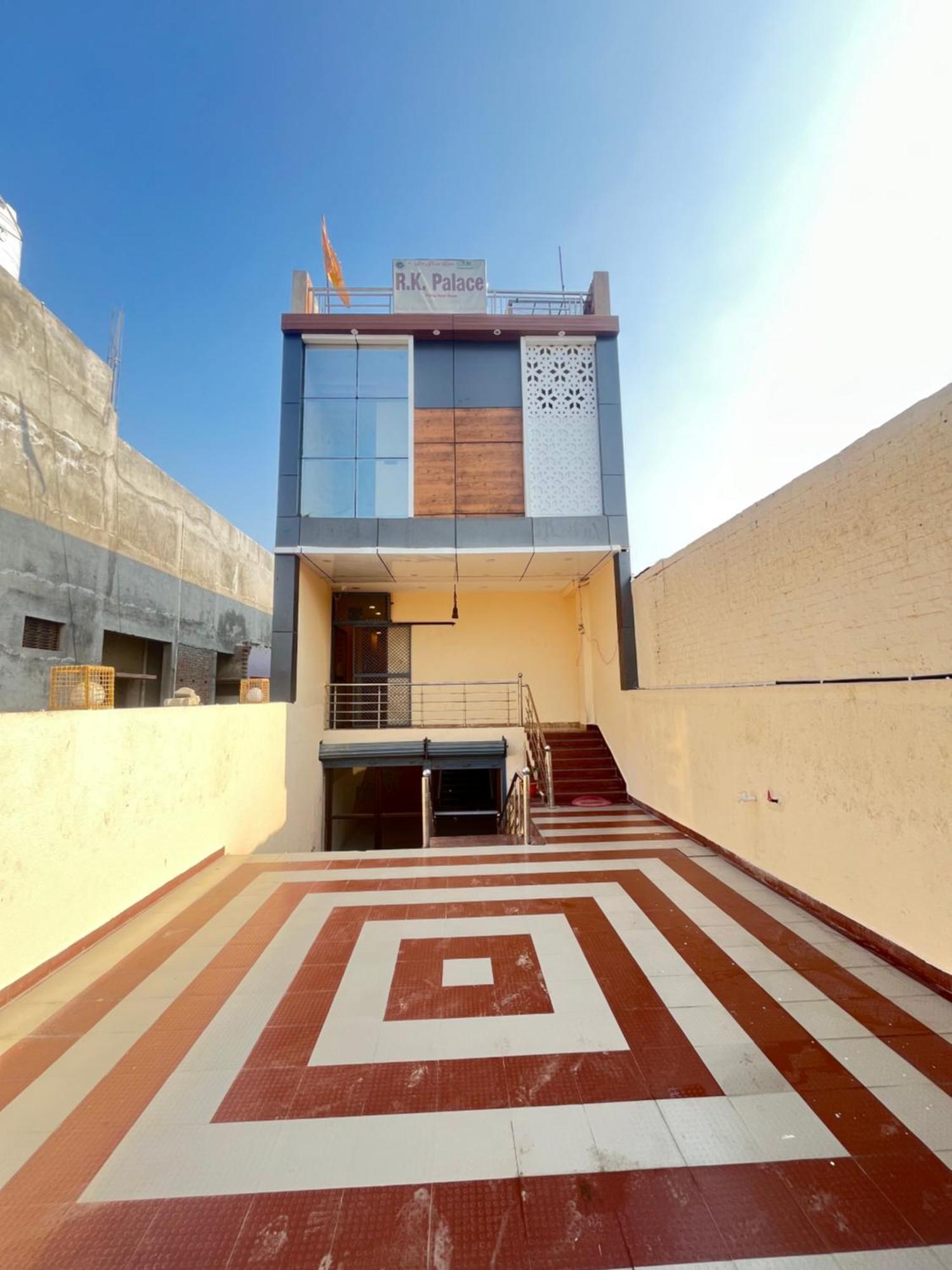 R K & Palace Near Ram Lalla Temple - 800 Meter 3*
