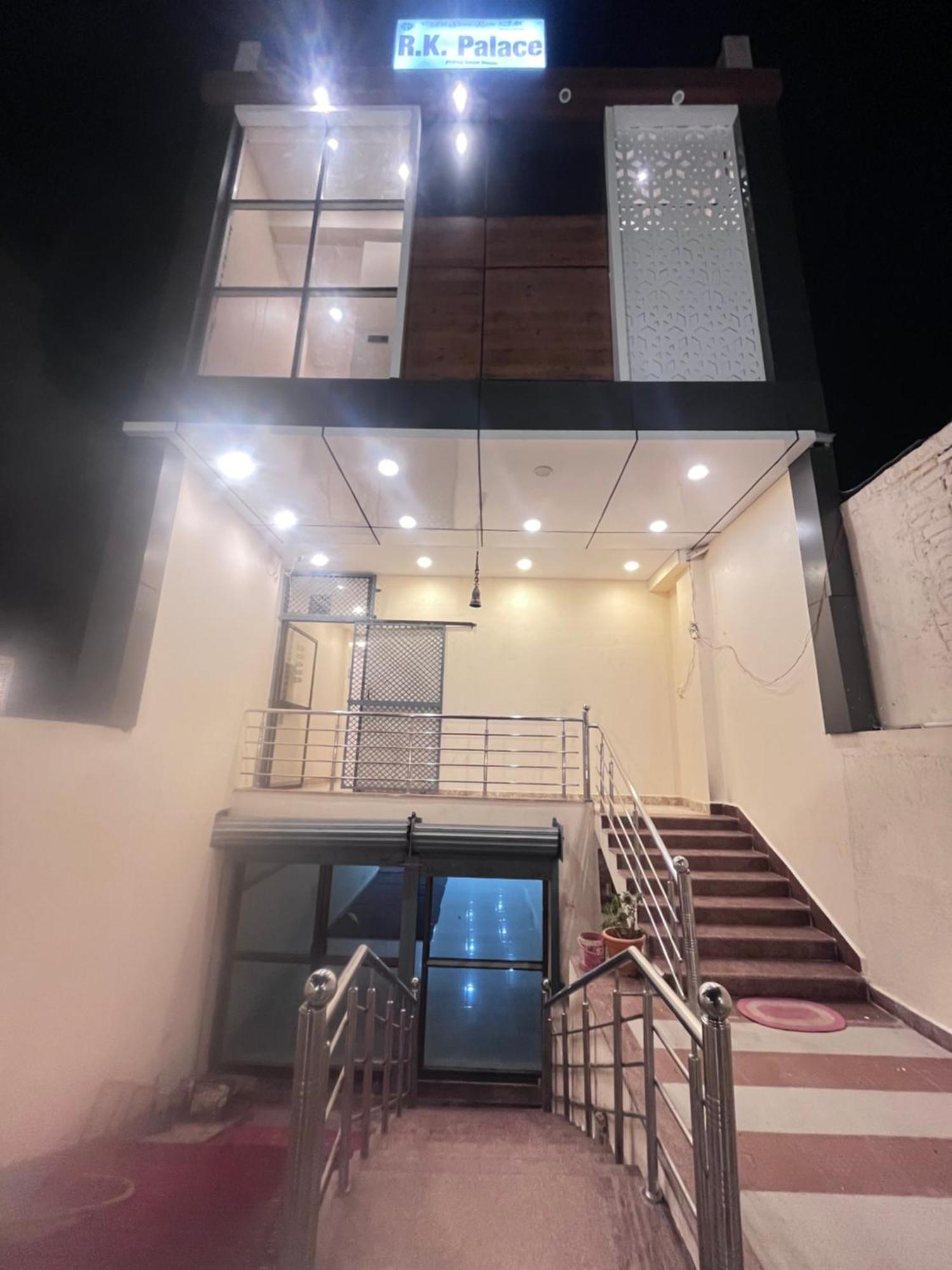 R K & Palace Near Ram Lalla Temple - 800 Meter Hotel
