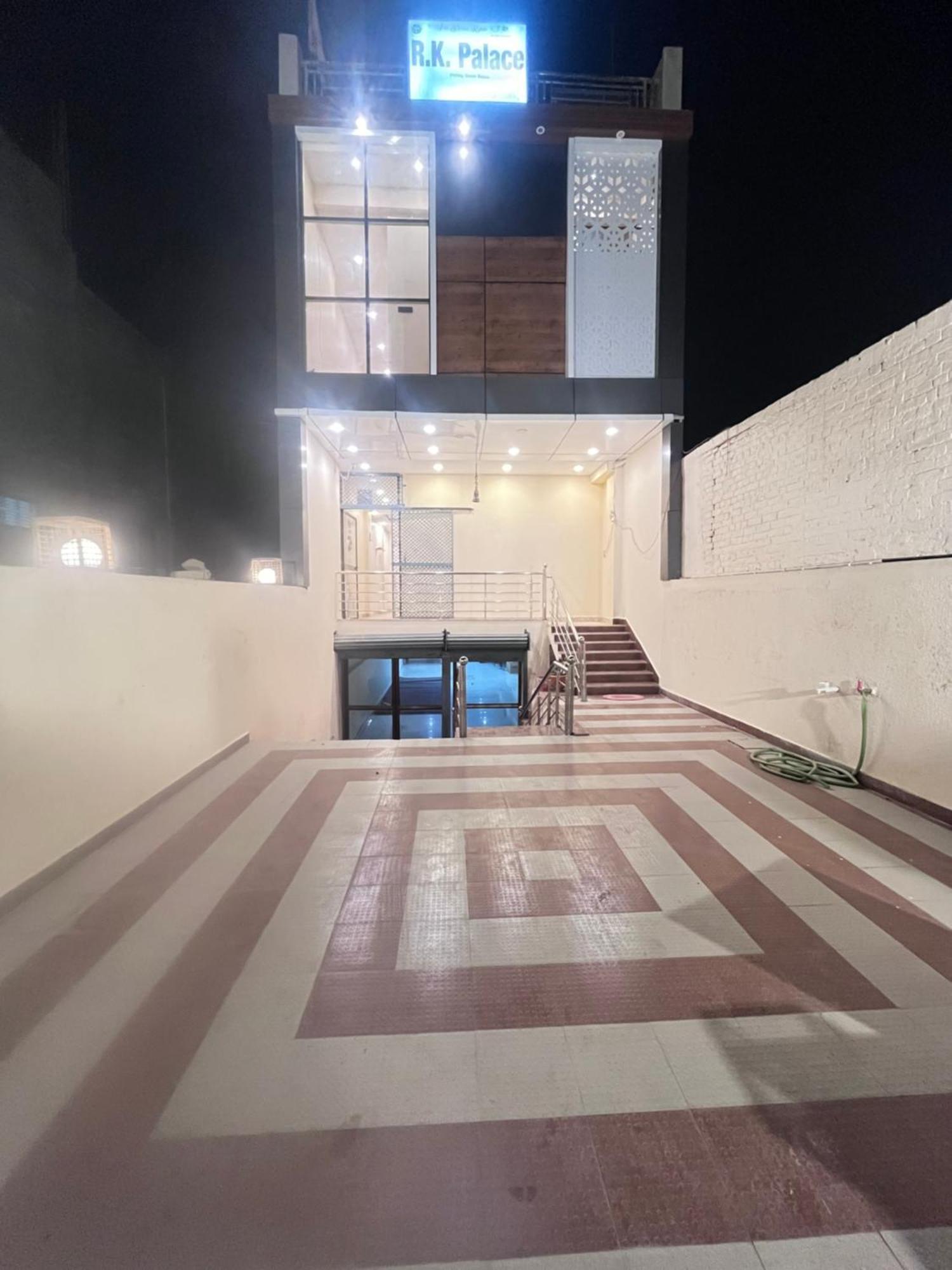 Hotel R K & Palace Near Ram Lalla Temple - 800 Meter 3*