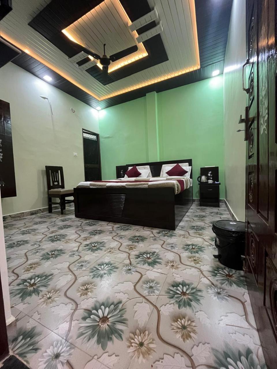 Hotel Arya Kulam Palace Ayodhya