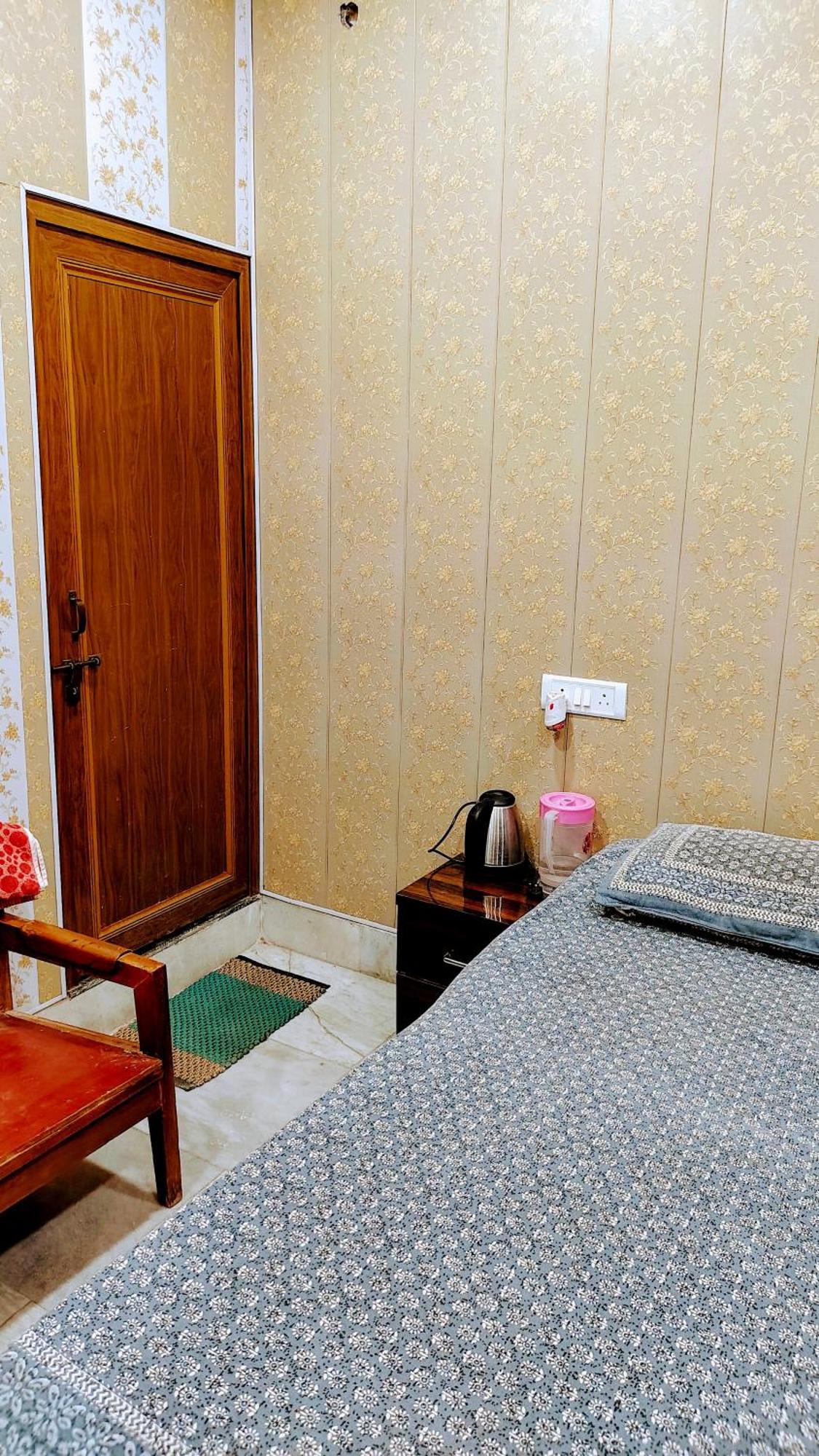 Raju 150 Meters From Shree Ram Janmbhoomi Temple 200 Meters From Dham Railway Station * Ayodhya