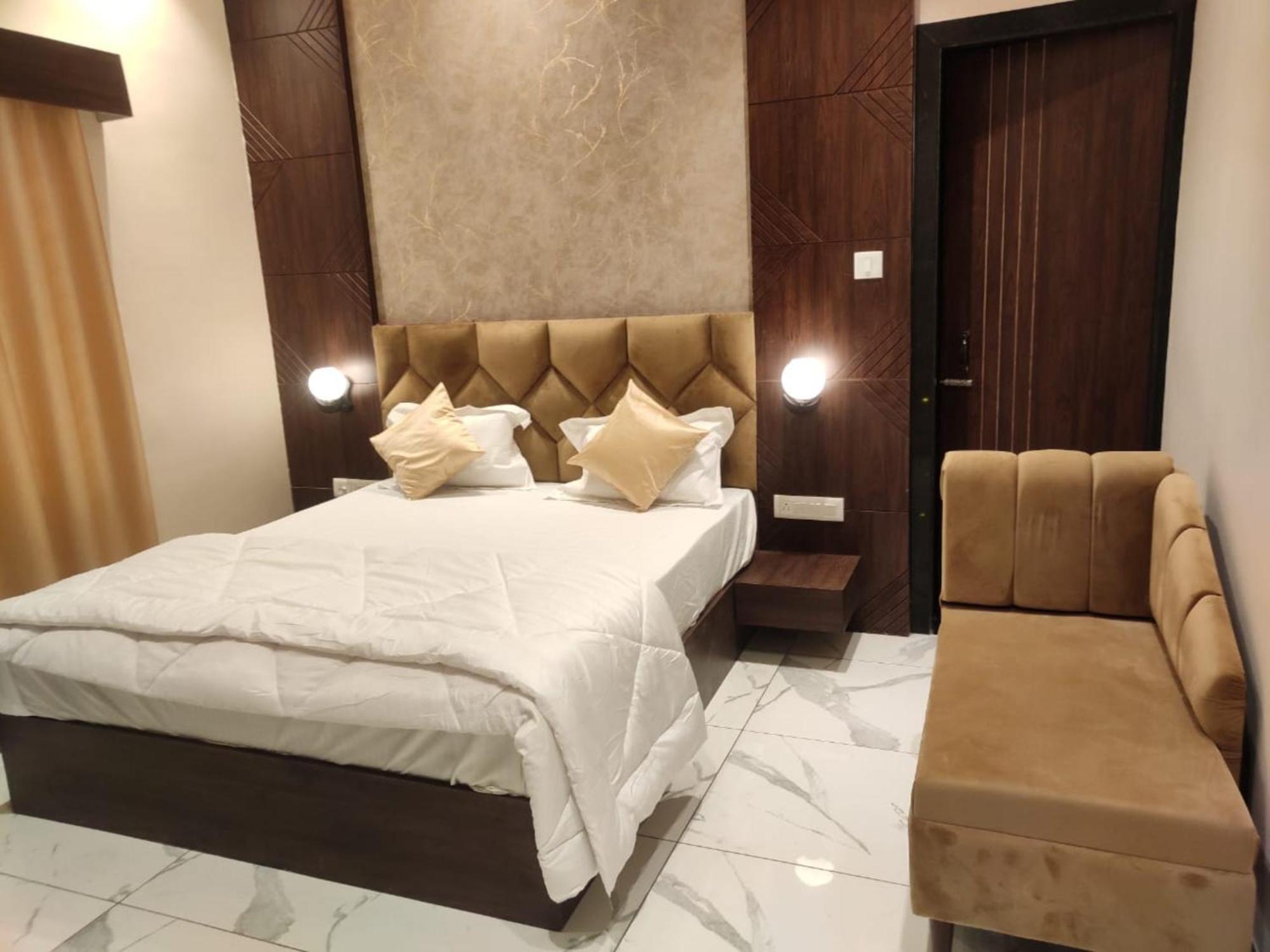Nirmala Palace Near Ram Mandir And Hanuman Garhi - Fully Air -conditioned With Restaurant Facilities - In * Ayodhya