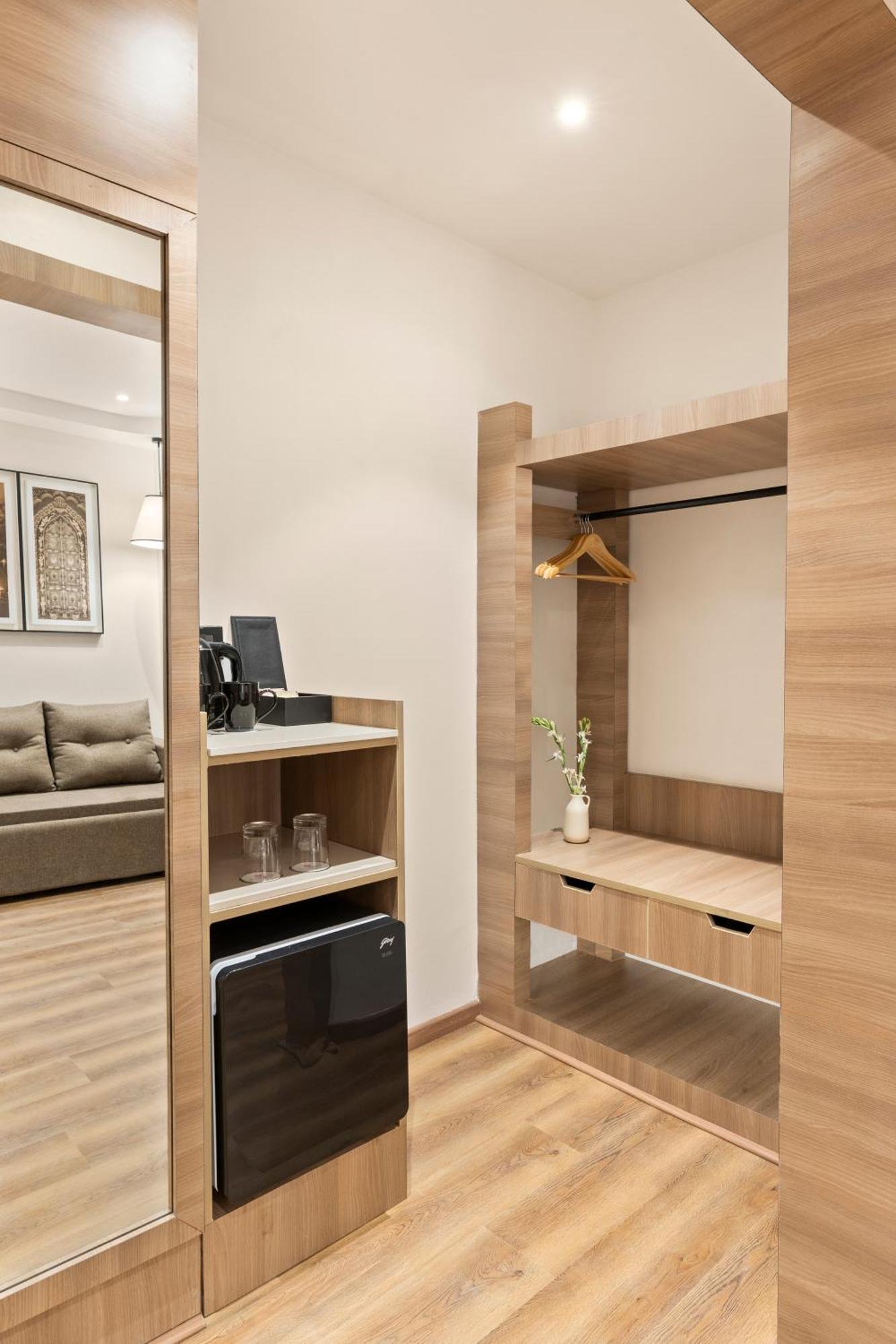 Country - Opposite Airport 4*