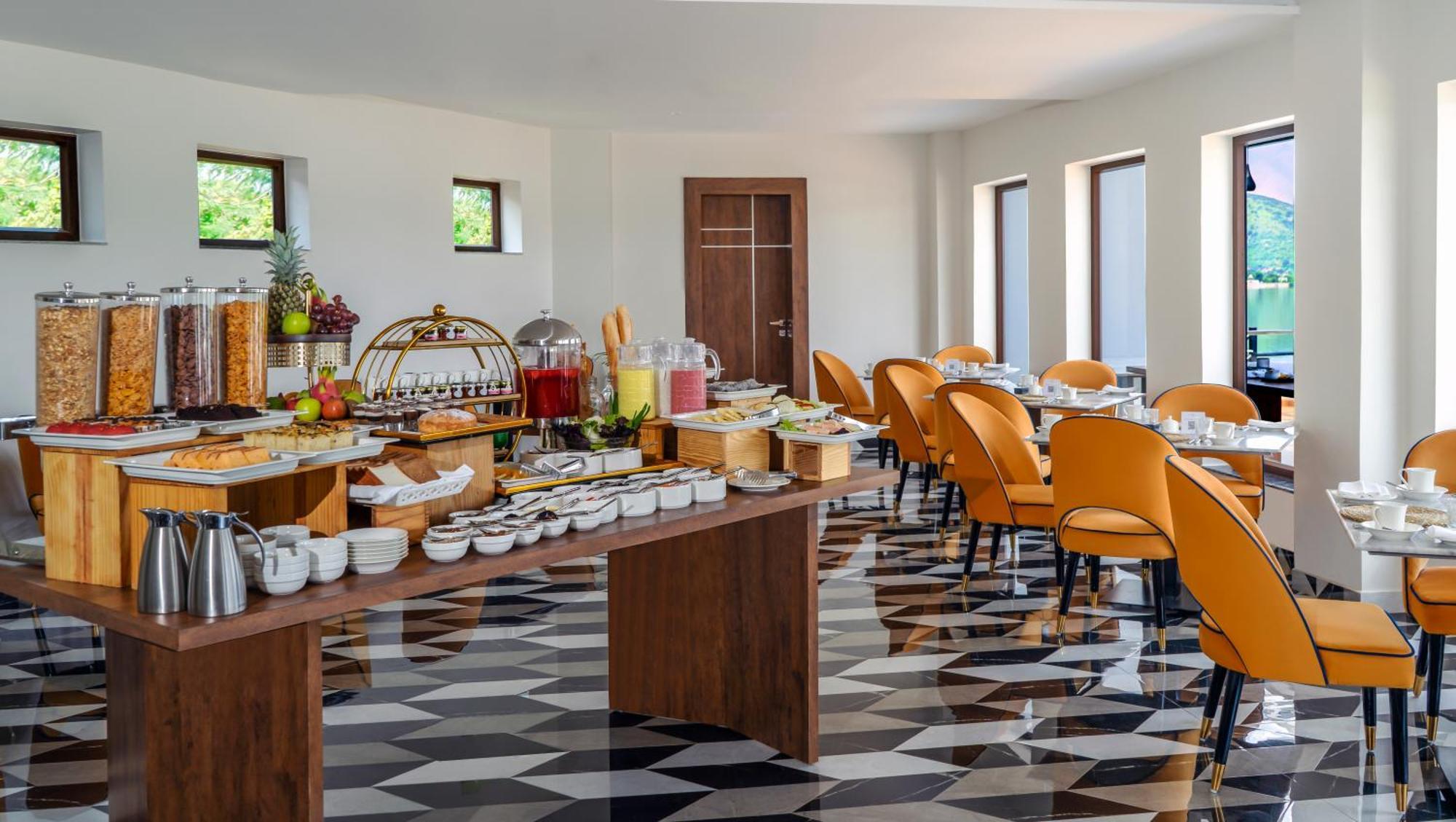 Hotel Country - Opposite Airport 4*