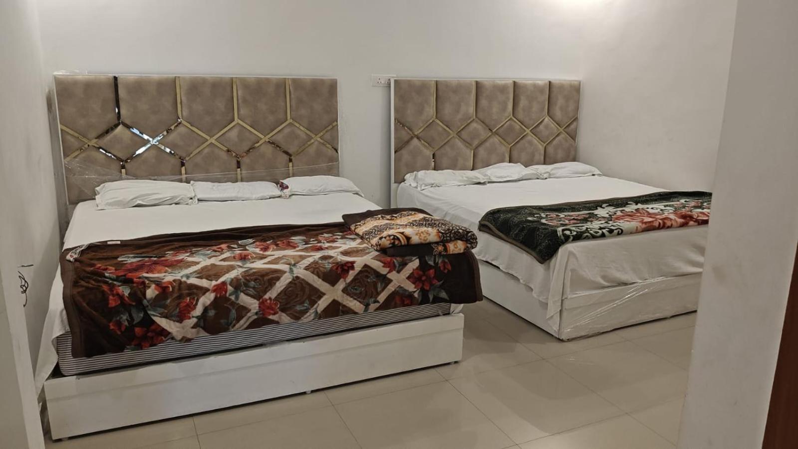 Hotel Shivam 10 Mint Walking From Ram Janam Bhumi