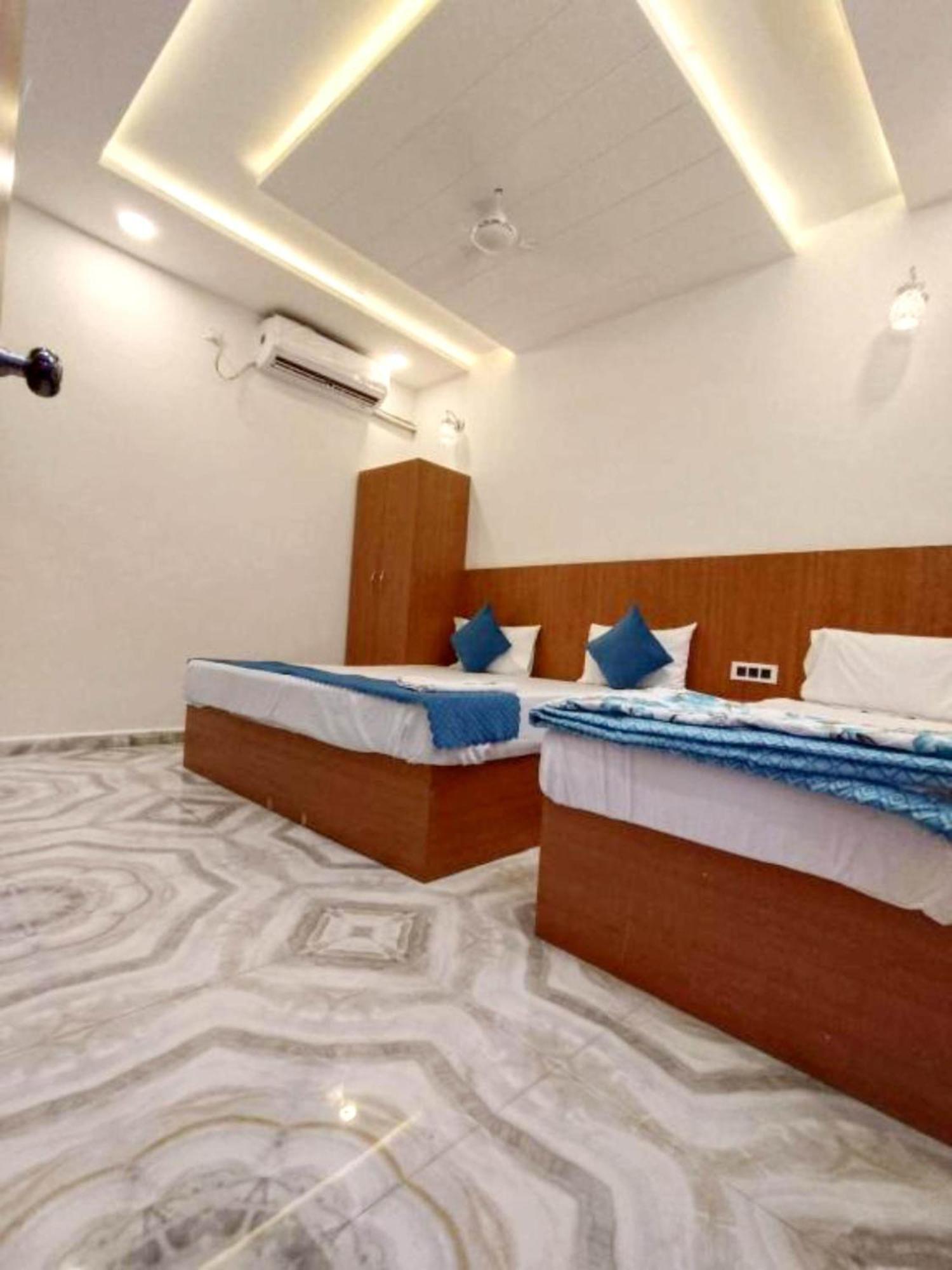 Nirmala Palace Near Ram Mandir And Hanuman Garhi - Fully Air -conditioned With Restaurant Facilities - In Homestay