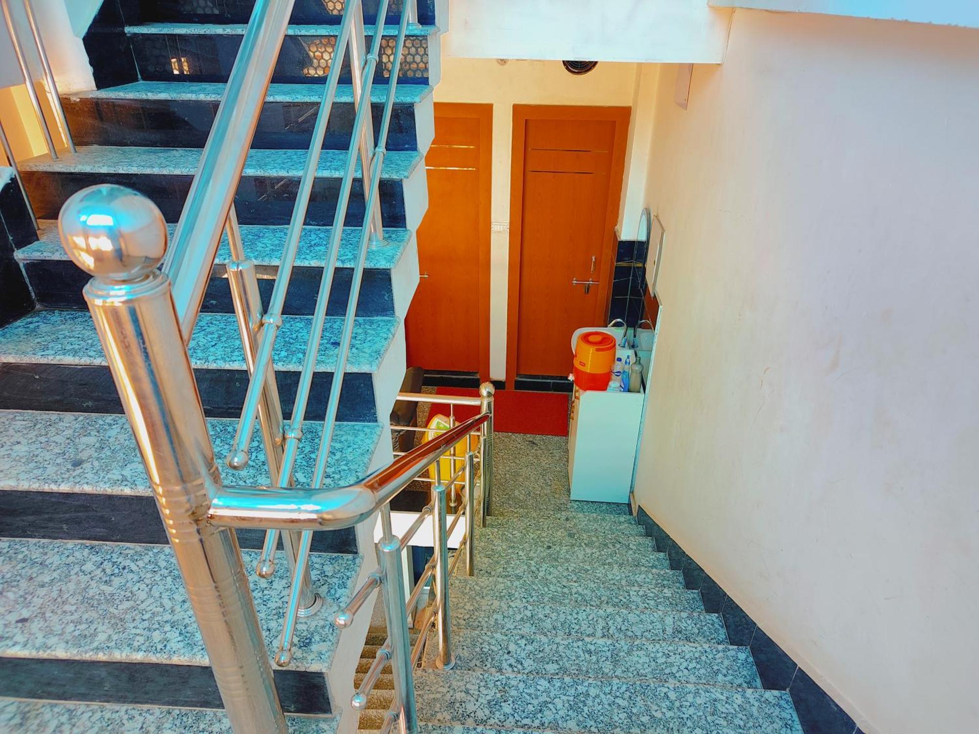 Hotel Shivam 10 Mint Walking From Ram Janam Bhumi