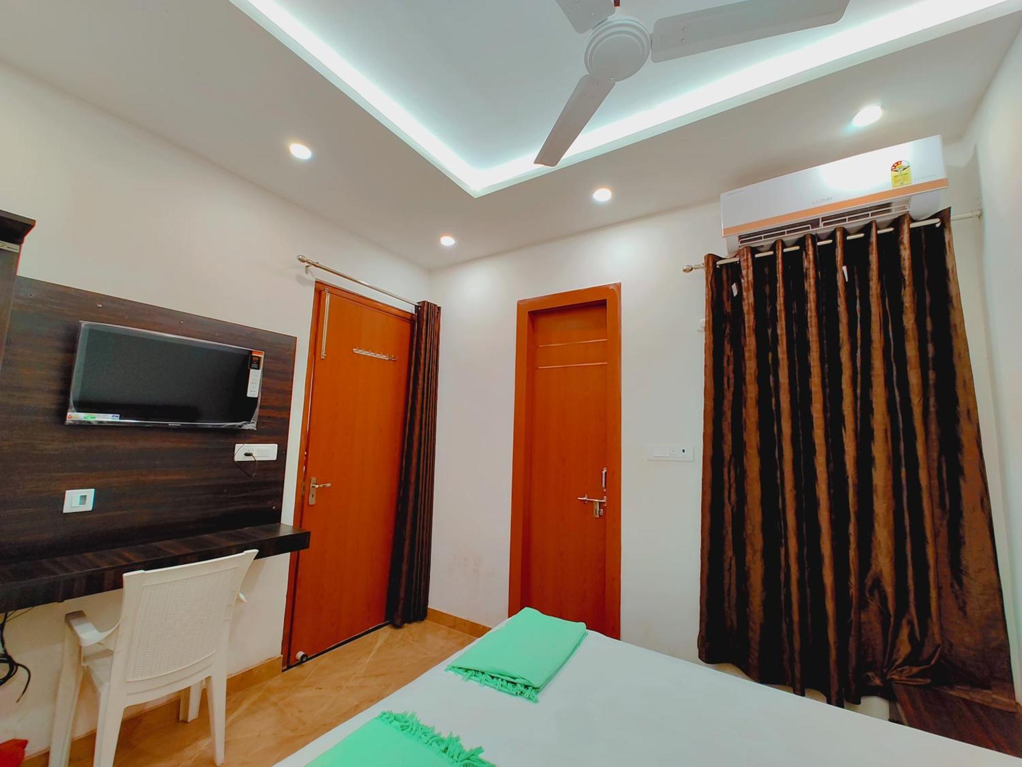 Hotel Shivam 10 Mint Walking From Ram Janam Bhumi
