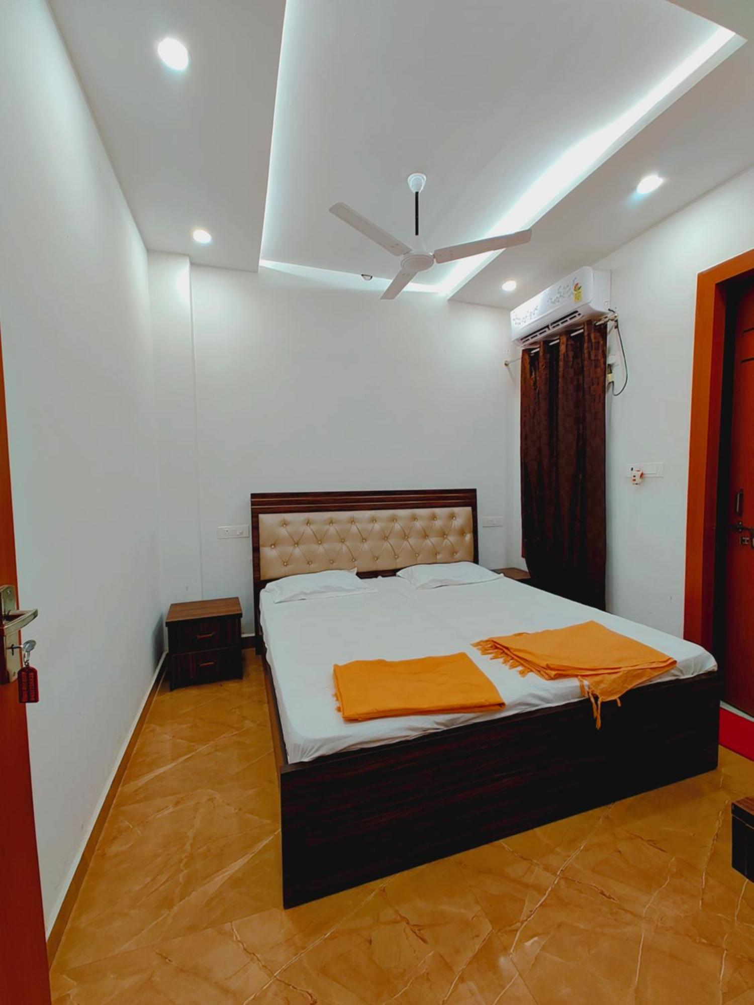 Hotel Shivam 10 Mint Walking From Ram Janam Bhumi 2*