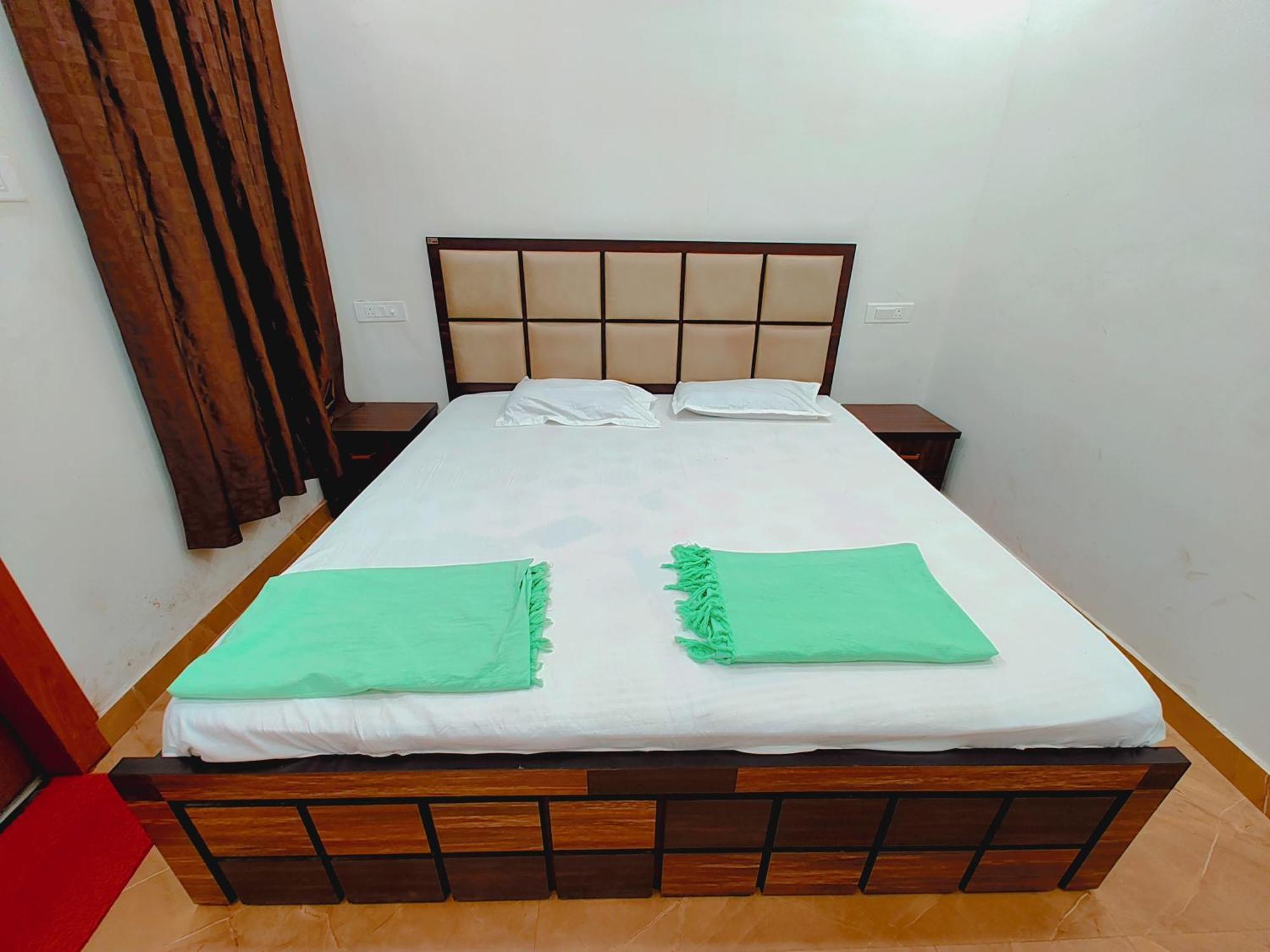 Hotel Shivam 10 Mint Walking From Ram Janam Bhumi