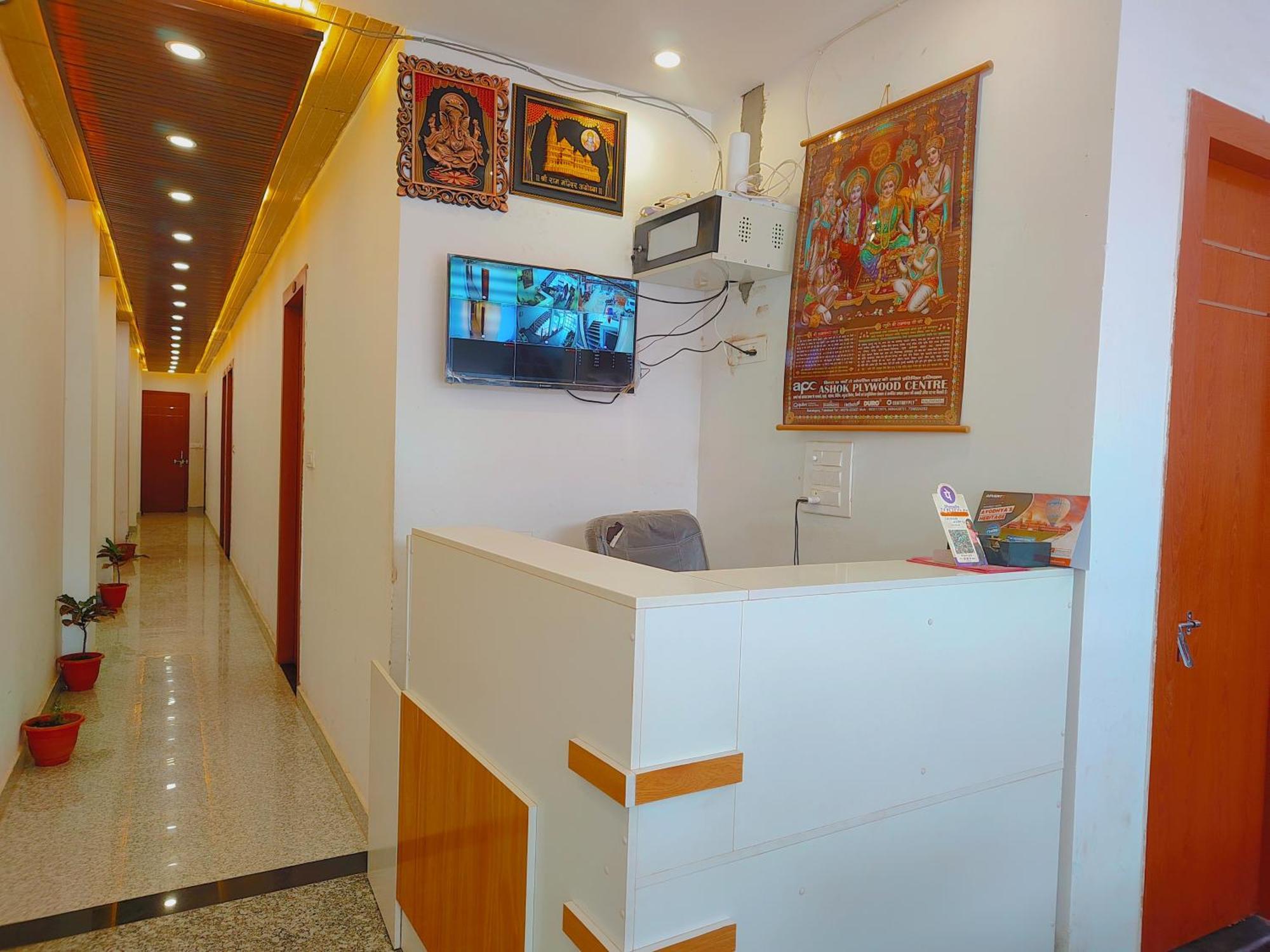 Hotel Shivam 10 Mint Walking From Ram Janam Bhumi 2*