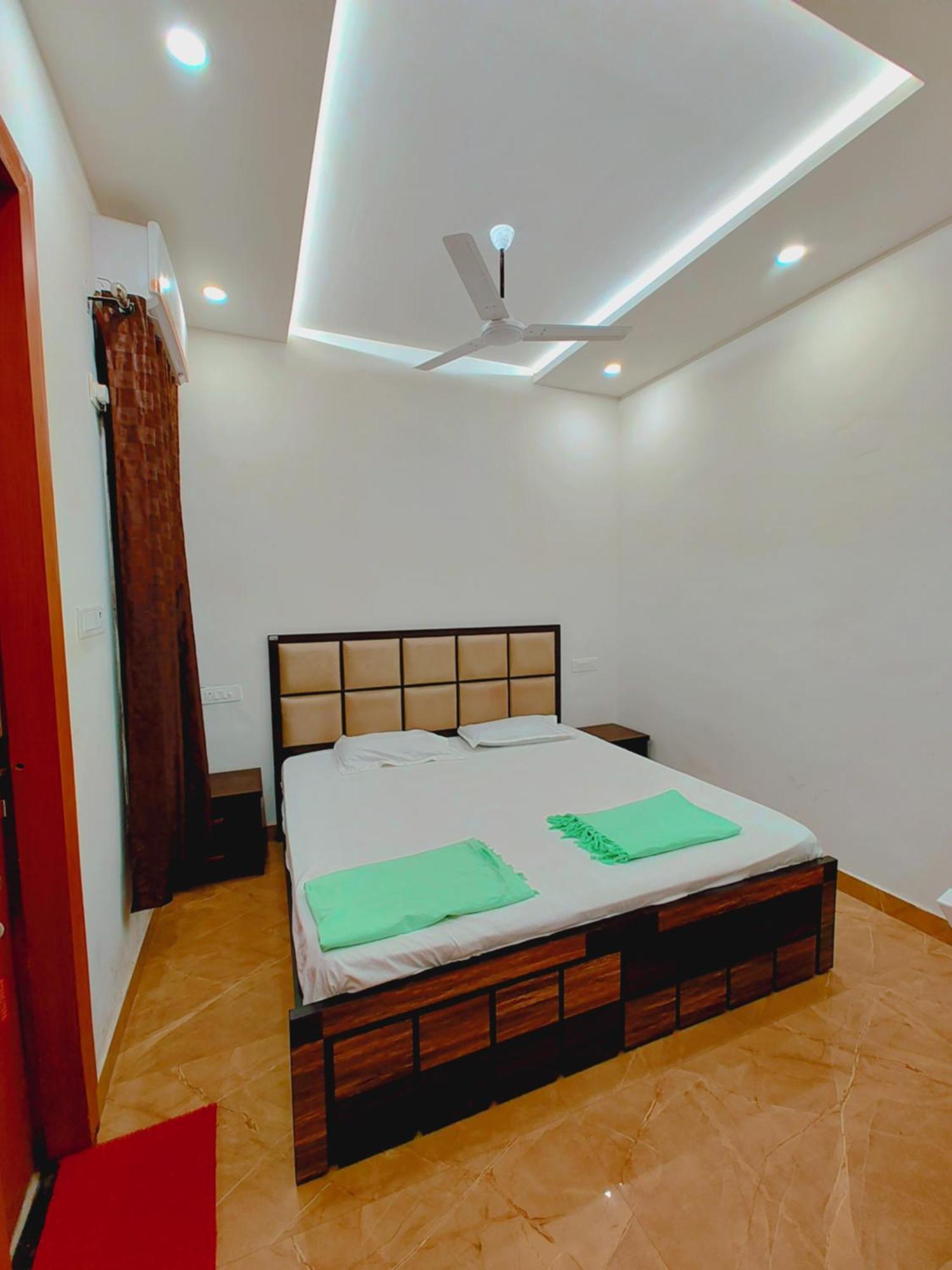 Shivam 10 Mint Walking From Ram Janam Bhumi Hotel 2*
