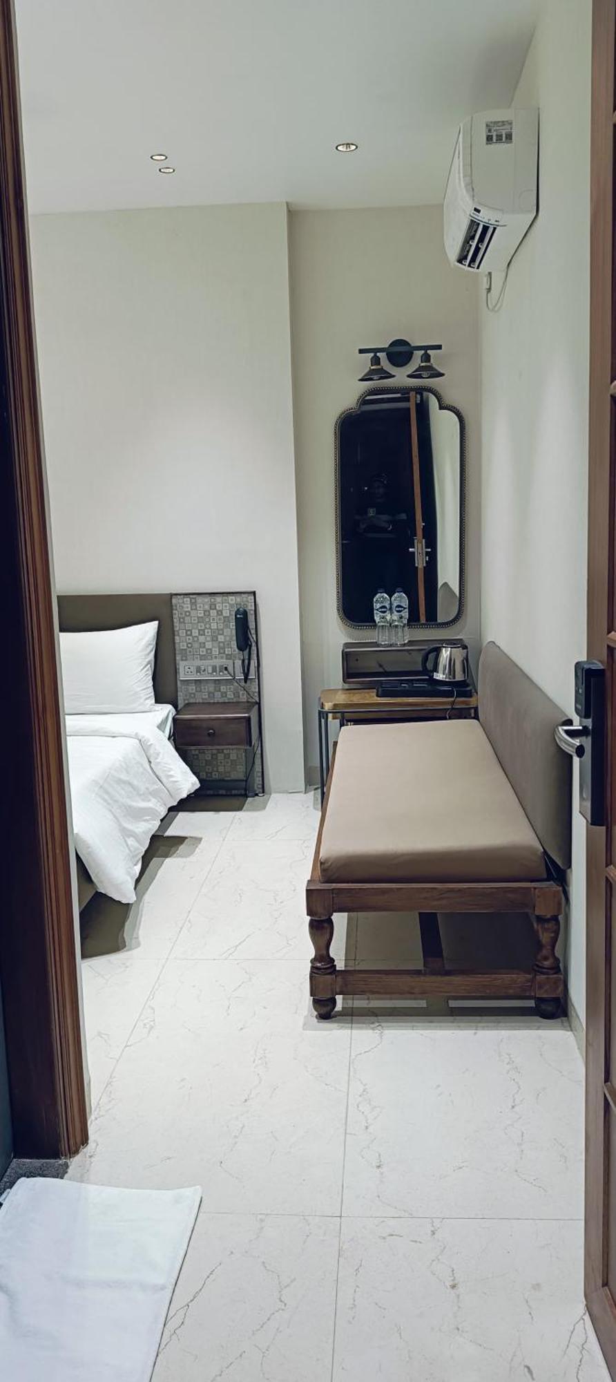 Hotel Hari Om Residency 800 Meters From Ram Mandir *