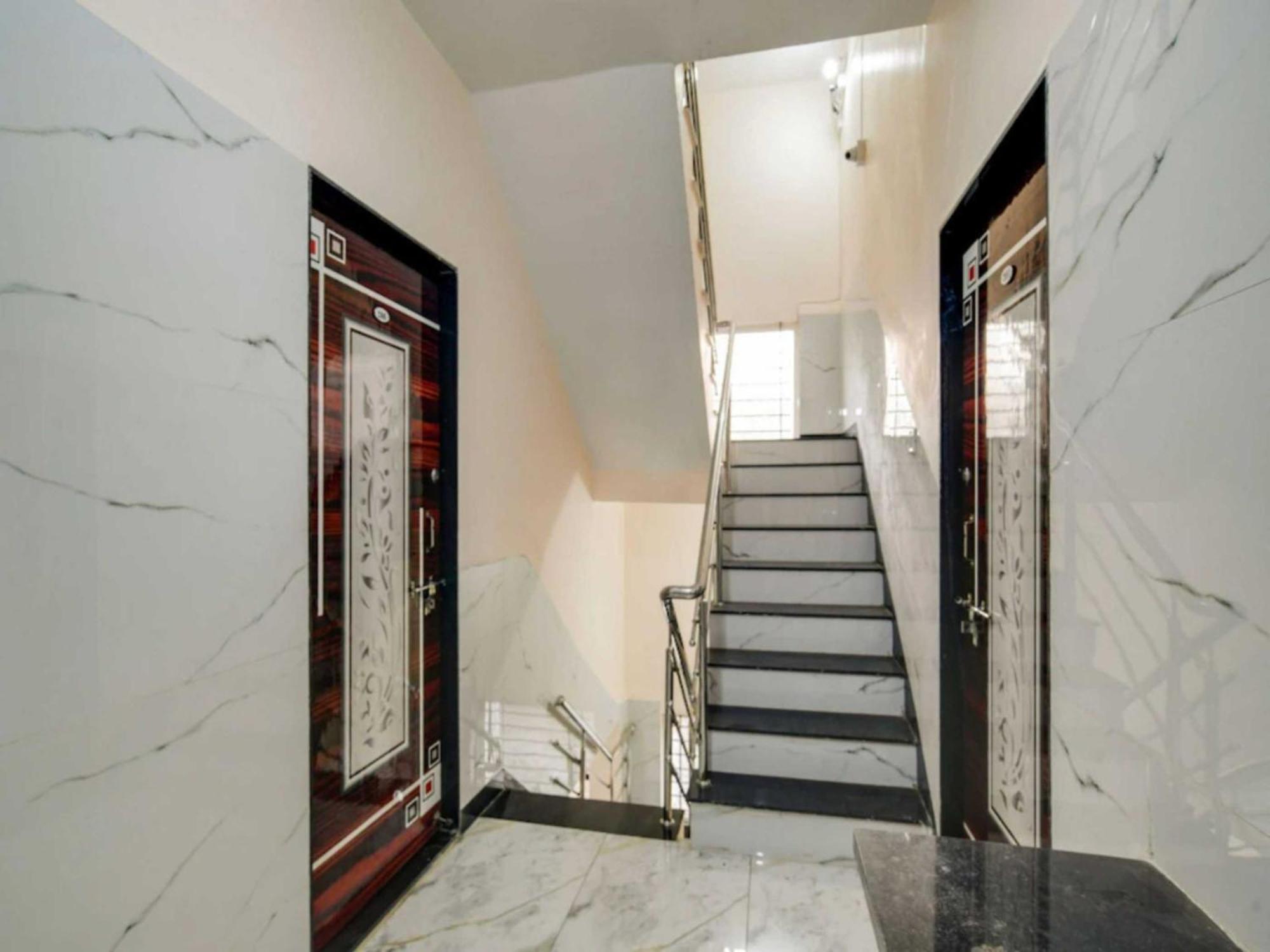 G R The Ram Krishna Palace Near Dasrath Mahal 500m -railway Station 800m -prime Location - Luxury And Spacious Homestay