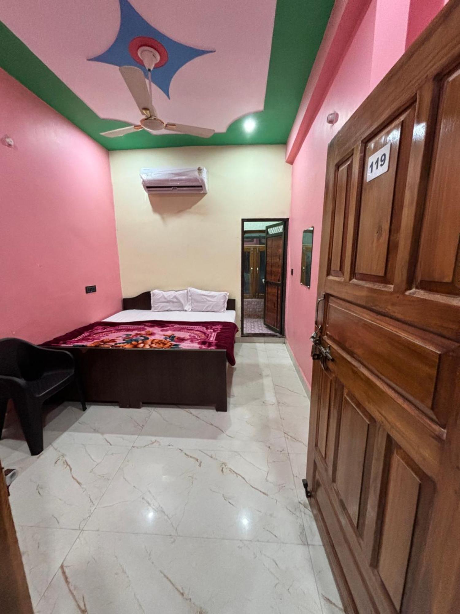 Chandrika Palace Near Dham Railway Station Guest house