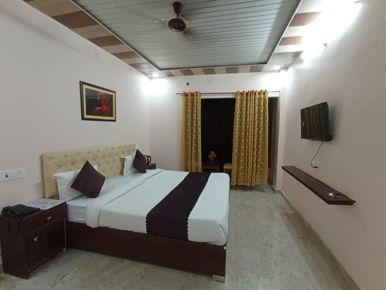 Paavan Palace Guest house *