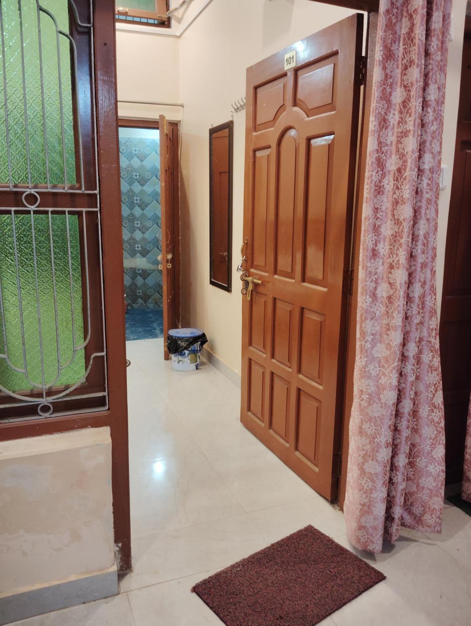 Om Palace Guest House Ayodhya Dhaam -Ac & Non Ac Rooms Homestay Ayodhya