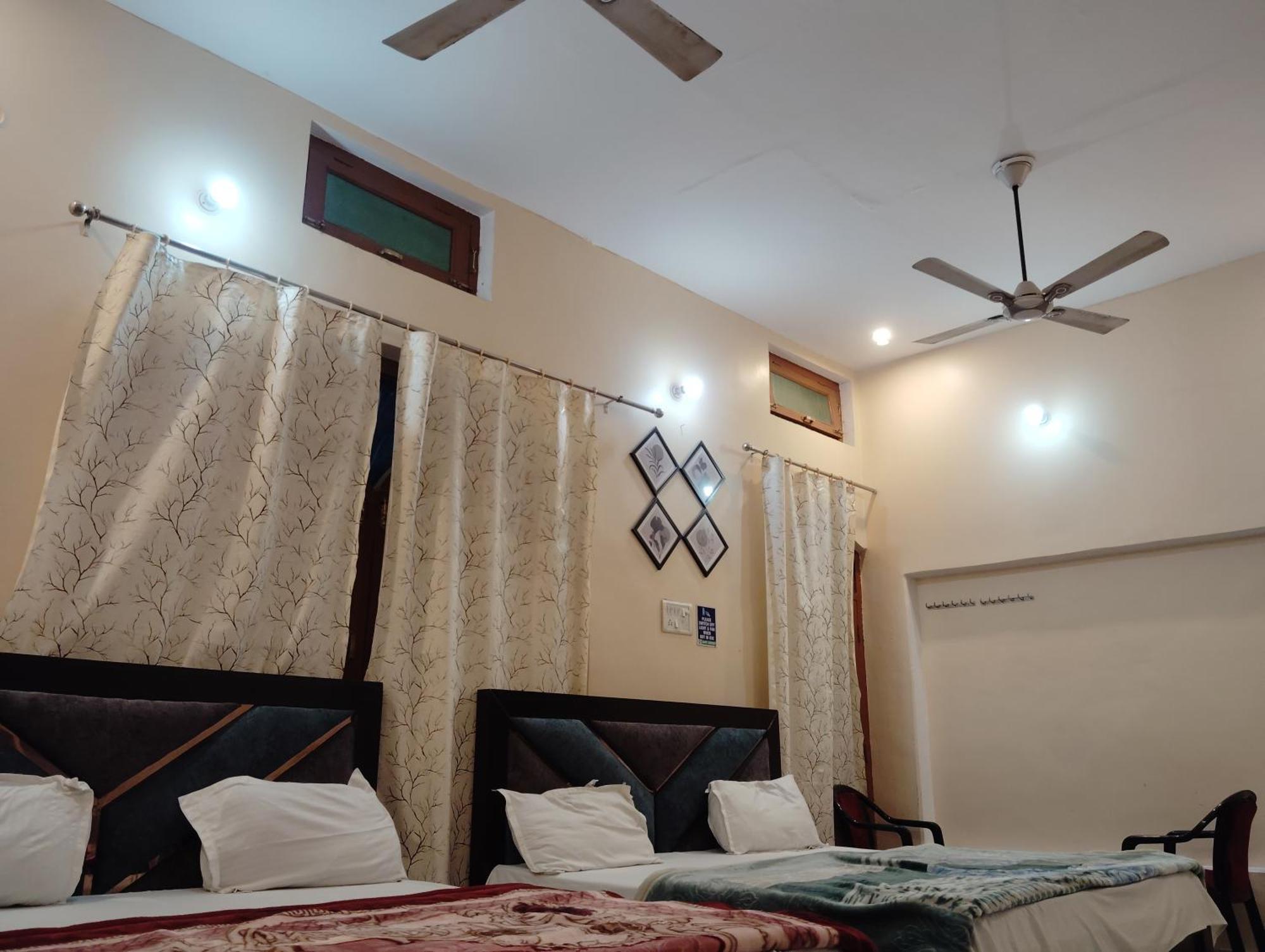 Om Palace Guest House Ayodhya Dhaam -Ac & Non Ac Rooms Ayodhya