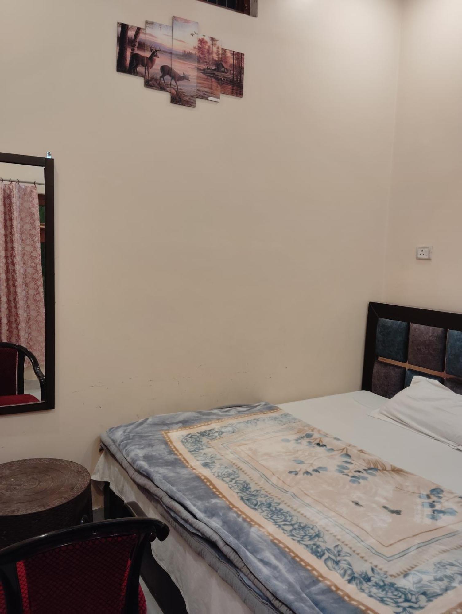 Om Palace Guest House Ayodhya Dhaam -Ac & Non Ac Rooms Homestay Ayodhya