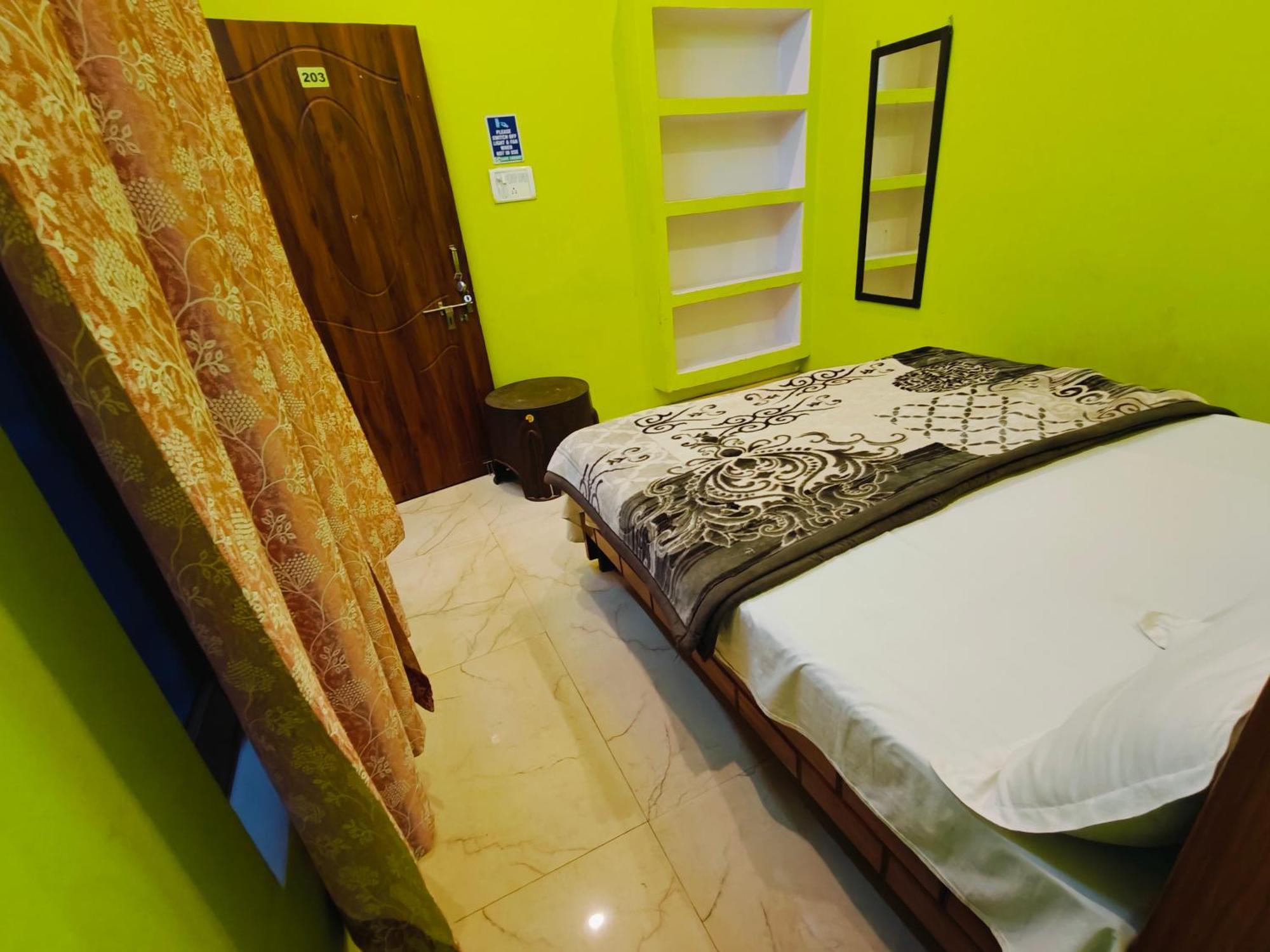 Homestay Om Palace Guest House Ayodhya Dhaam -Ac & Non Ac Rooms *