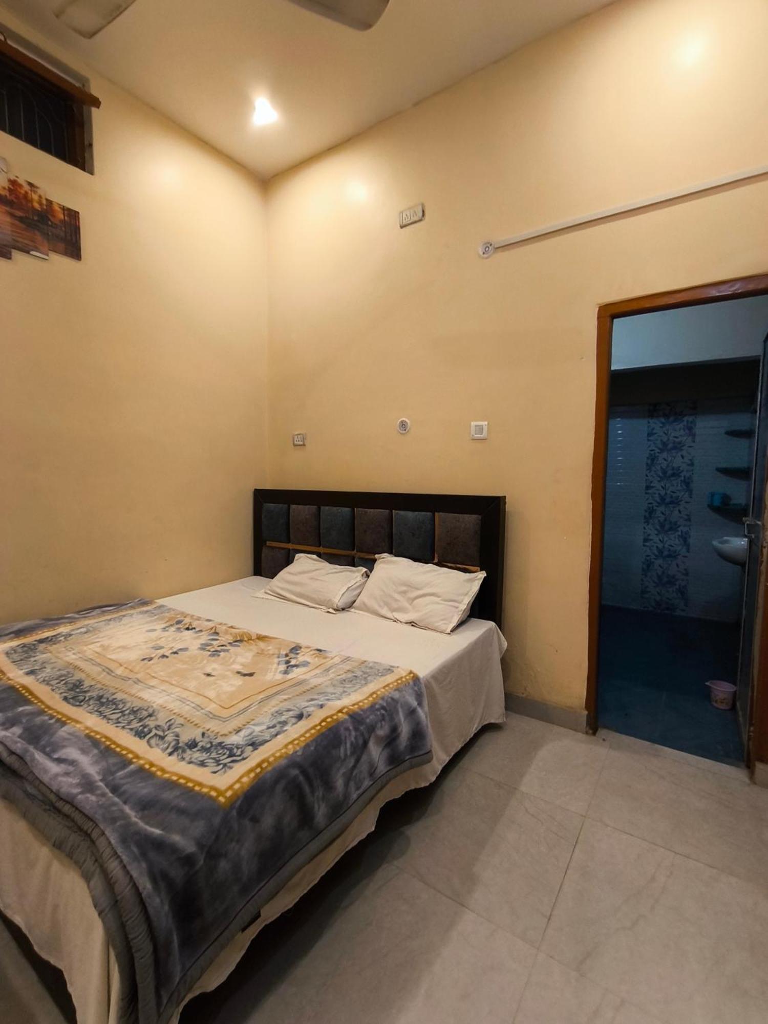 Om Palace Guest House Ayodhya Dhaam -Ac & Non Ac Rooms Homestay Ayodhya