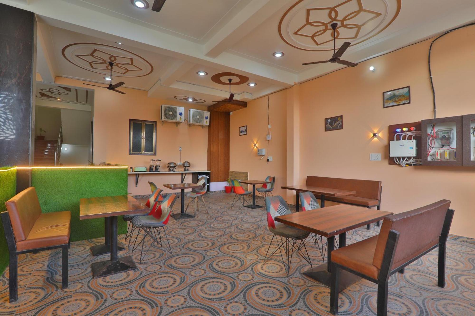 Hotel Premium Fully Air Conditioning Spacious & Luxury With Great Restaurant & Free Parking Facility- Free Wifi Free Pick Up From Station!!! Rated & Amazing Family Preferred In Ayodhya