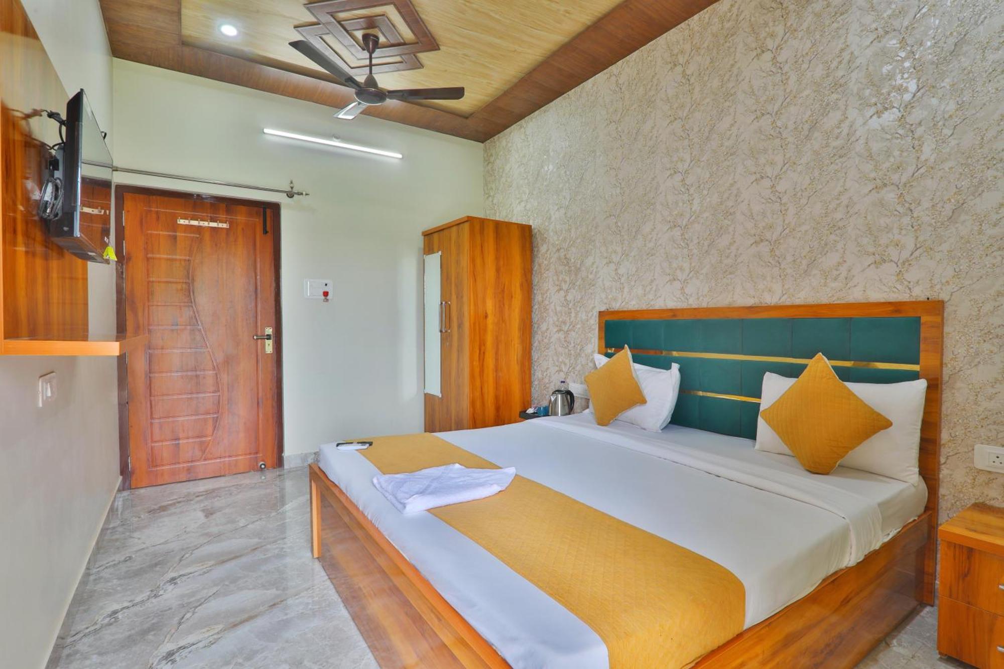 Premium Fully Air Conditioning Spacious & Luxury With Great Restaurant & Free Parking Facility- Free Wifi Free Pick Up From Station!!! Rated & Amazing Family Preferred In Ayodhya