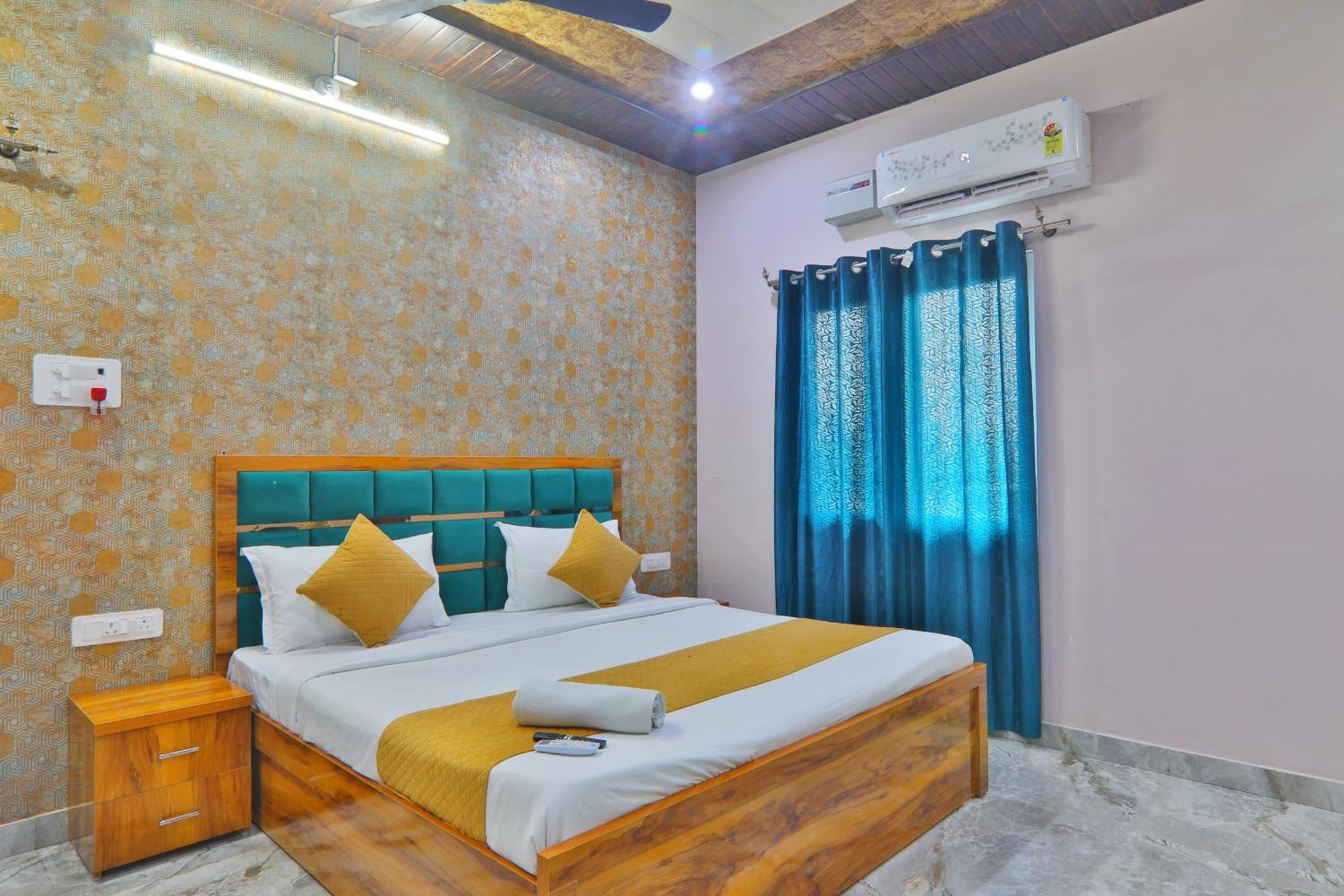 Premium Fully Air Conditioning Spacious & Luxury With Great Restaurant & Free Parking Facility- Free Wifi Free Pick Up From Station!!! Rated & Amazing Family Preferred In 3* Ayodhya