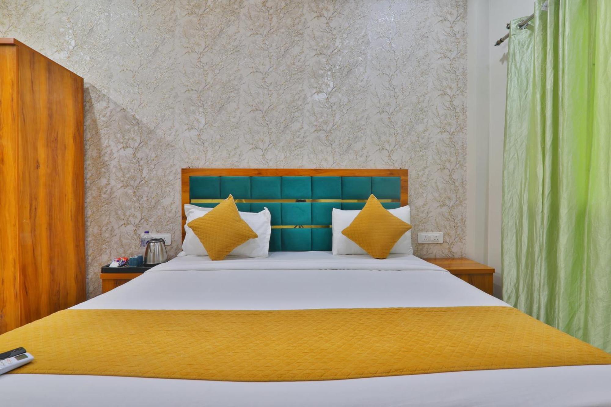 Premium Fully Air Conditioning Spacious & Luxury With Great Restaurant & Free Parking Facility- Free Wifi Free Pick Up From Station!!! Rated & Amazing Family Preferred In Hotel Ayodhya