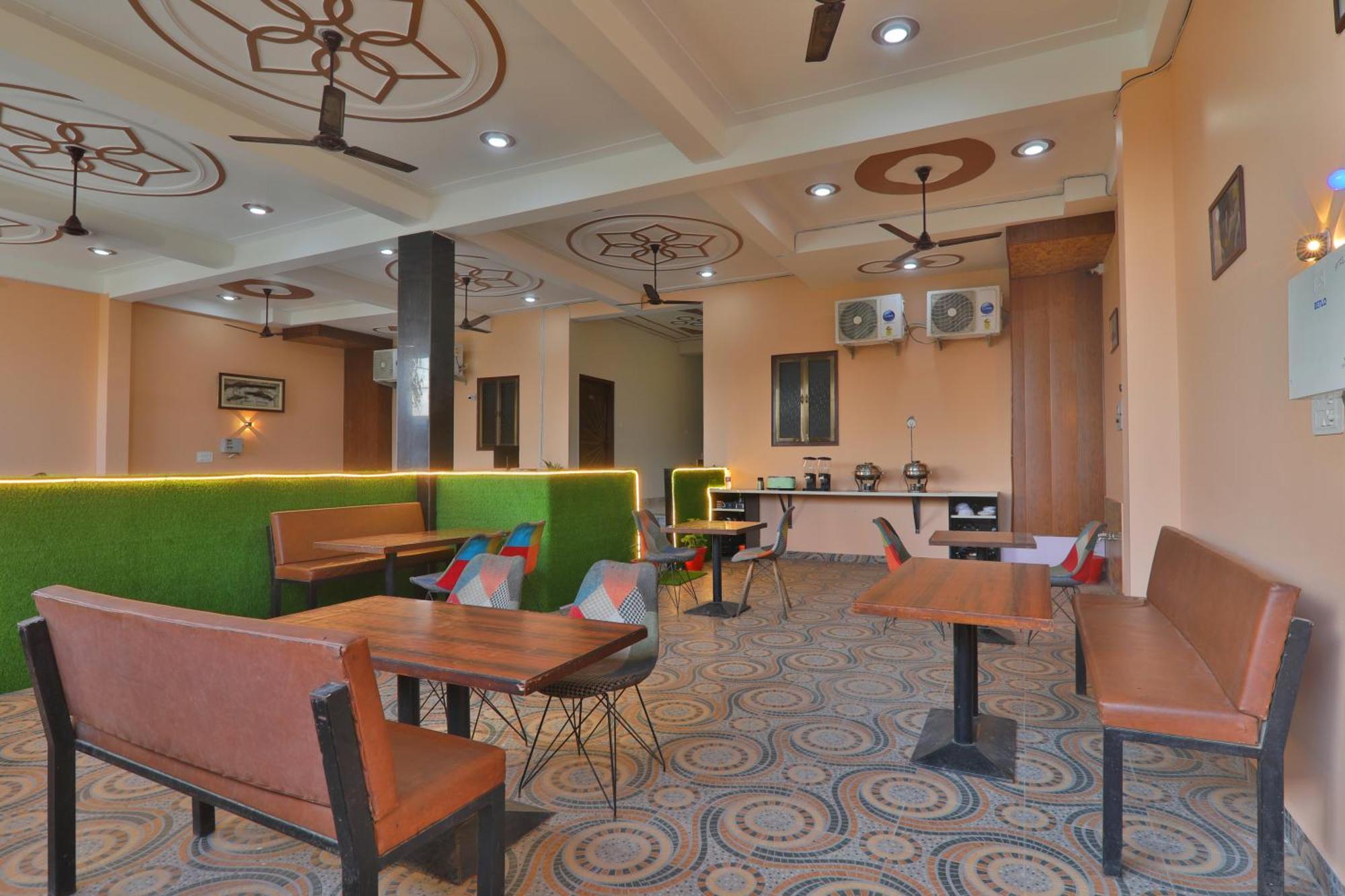 Premium Fully Air Conditioning Spacious & Luxury With Great Restaurant & Free Parking Facility- Free Wifi Free Pick Up From Station!!! Rated & Amazing Family Preferred In Ayodhya