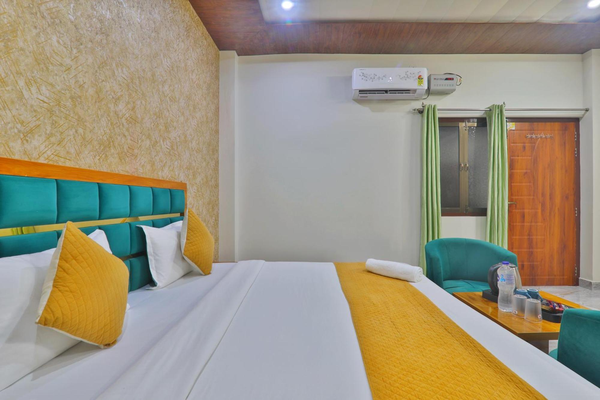 Hotel Premium Fully Air Conditioning Spacious & Luxury With Great Restaurant & Free Parking Facility- Free Wifi Free Pick Up From Station!!! Rated & Amazing Family Preferred In Ayodhya
