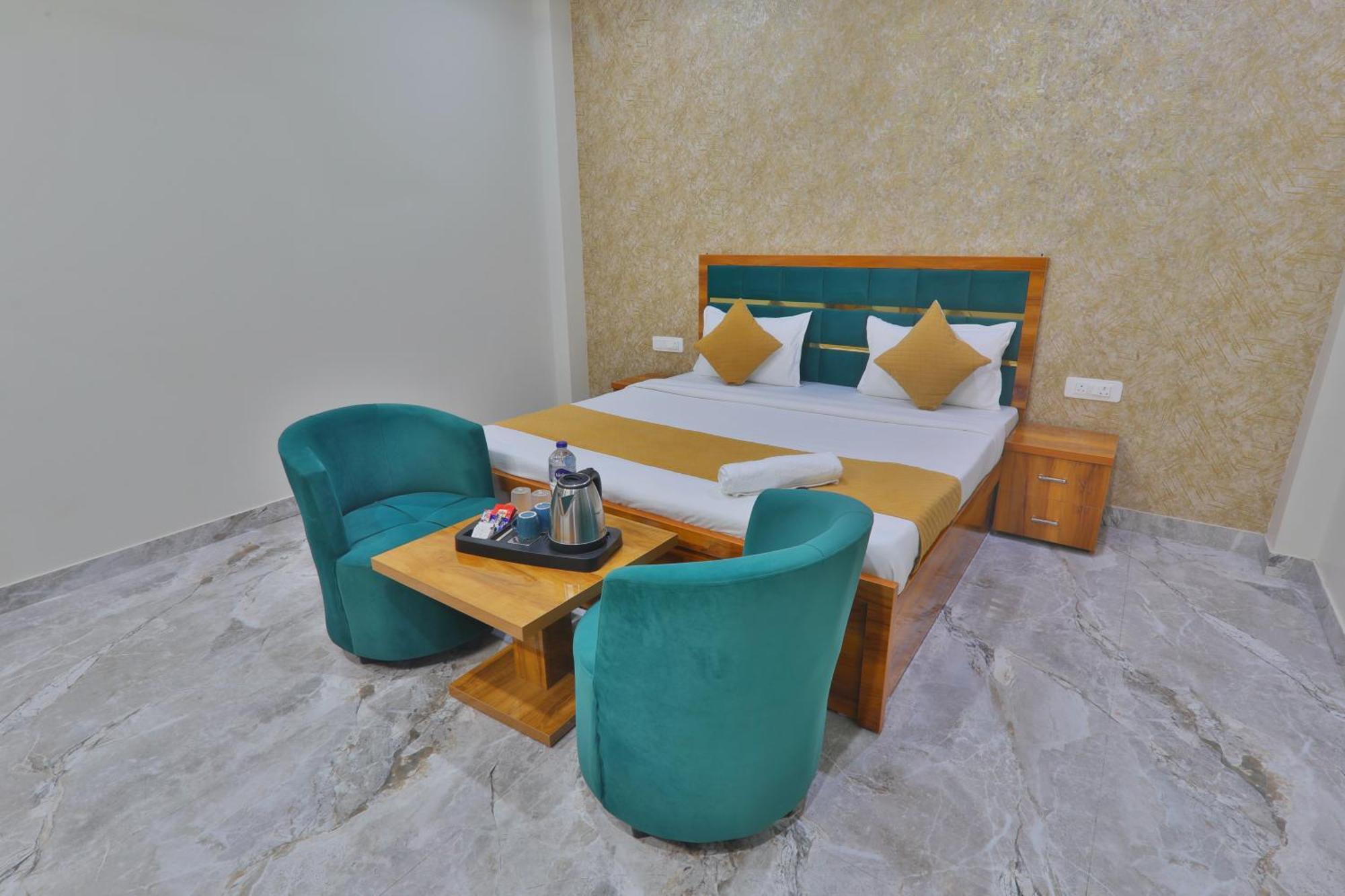 Premium Fully Air Conditioning Spacious & Luxury With Great Restaurant & Free Parking Facility- Free Wifi Free Pick Up From Station!!! Rated & Amazing Family Preferred In Ayodhya