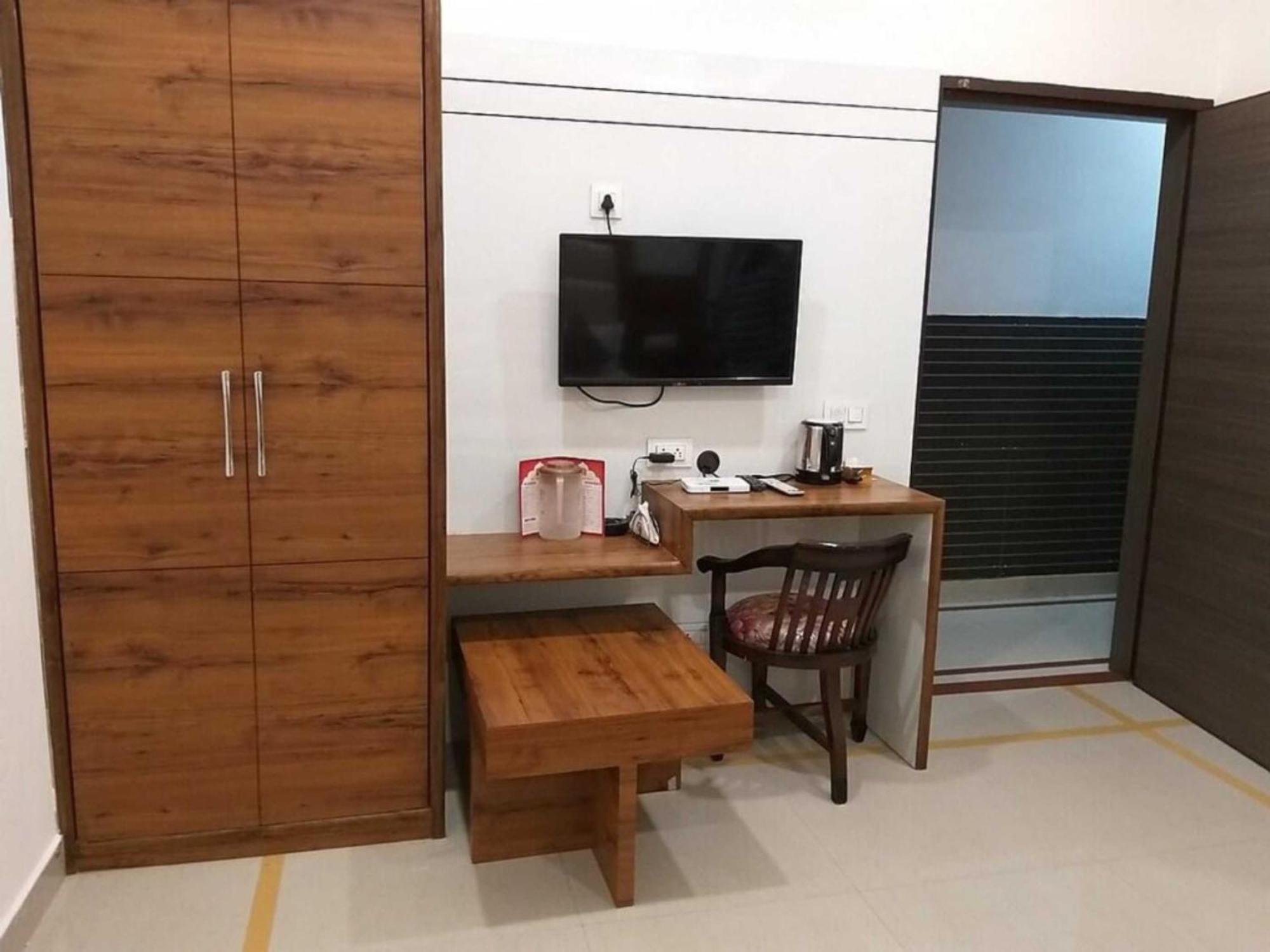 Gr Mateshwari Palace - Hotel-at-prime-location Spacious-room *