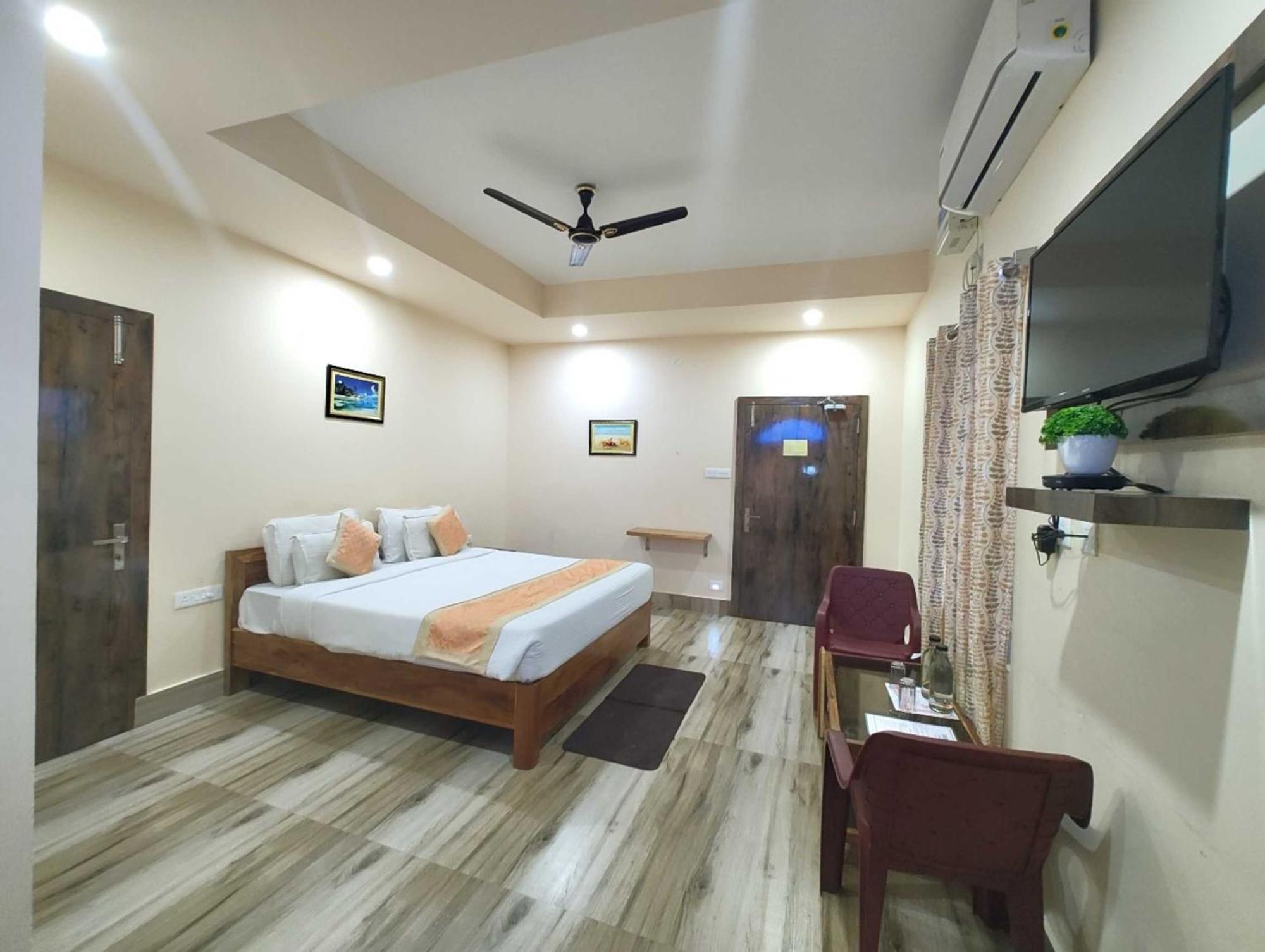 Homestay Gr Mateshwari Palace - Hotel-at-prime-location Spacious-room *