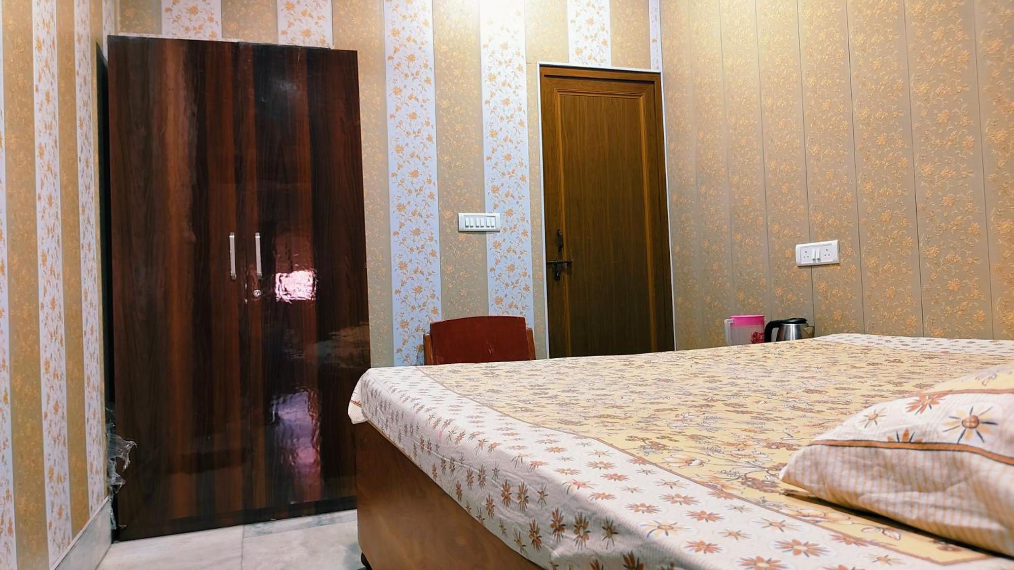 Raju 150 Meters From Shree Ram Janmbhoomi Temple 200 Meters From Dham Railway Station Homestay