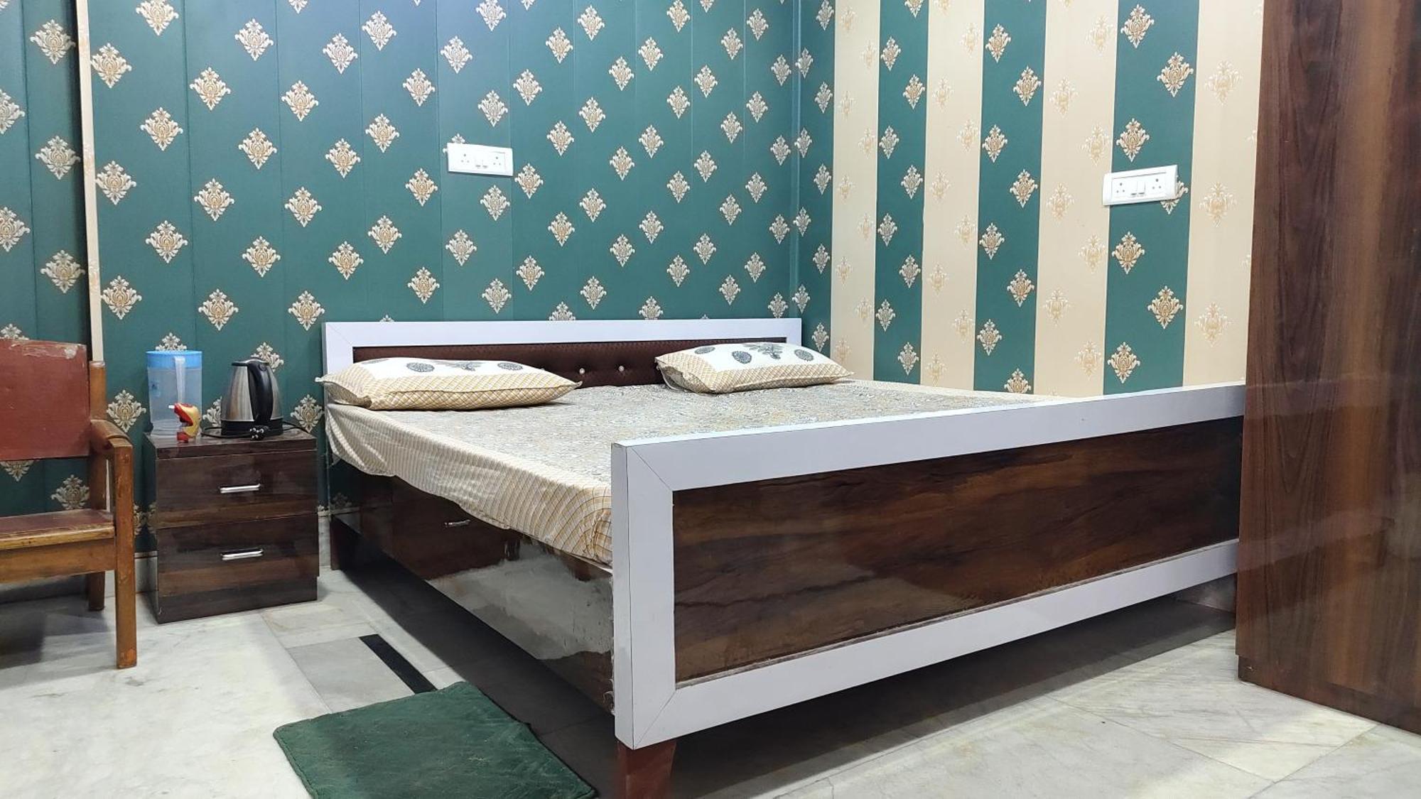 Raju 150 Meters From Shree Ram Janmbhoomi Temple 200 Meters From Dham Railway Station Homestay *