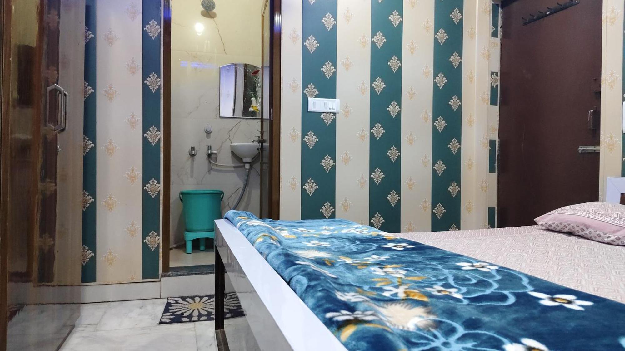 Raju 150 Meters From Shree Ram Janmbhoomi Temple 200 Meters From Dham Railway Station * Ayodhya